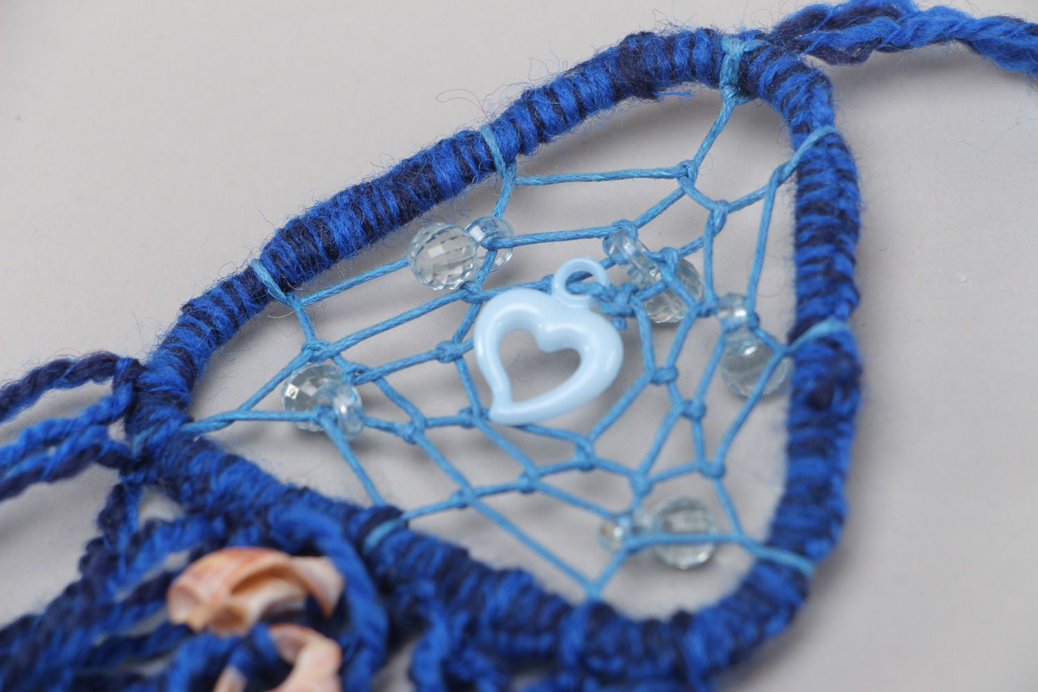 Ловец Снов интерьерная подвеска из вощеных шнурков бусин и ракушек синяя Медуза фото 4