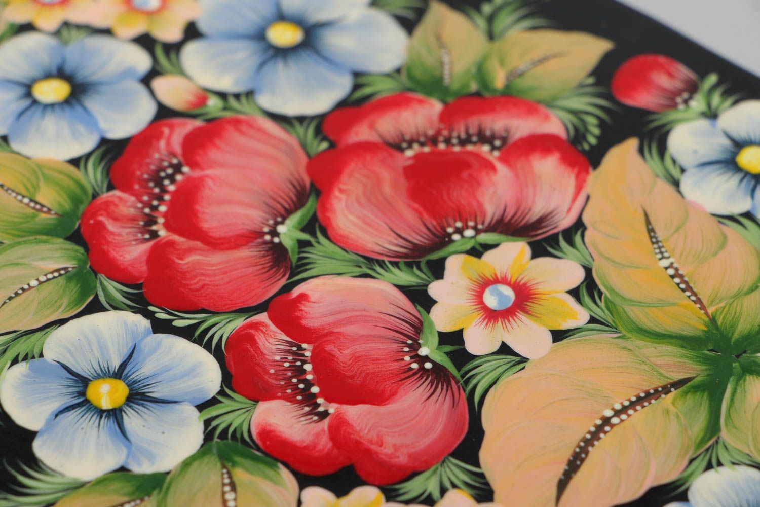 Tabla de cortar decorada hecha a mano de madera pintada al óleo con flores foto 3