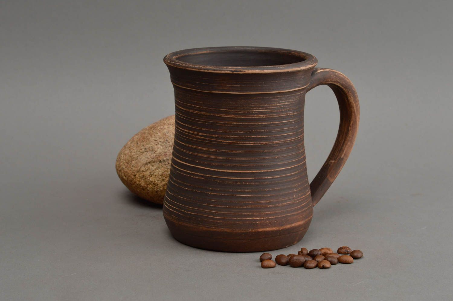Тёмная чашка ручной работы из глины в гончарной технике для напитков 600 мл фото 1