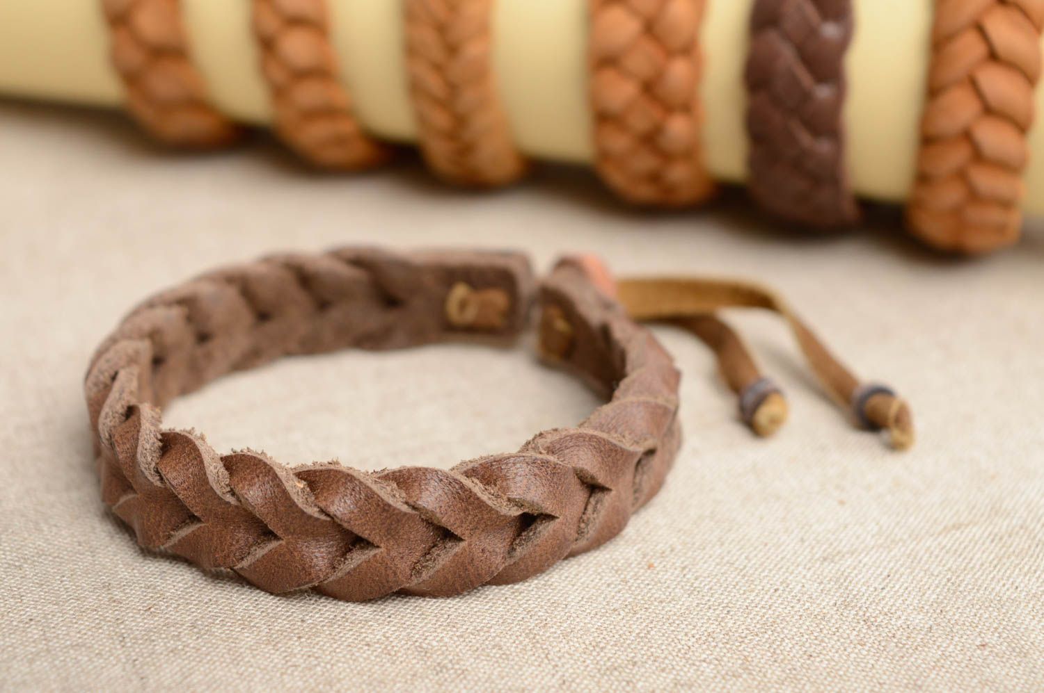 Beau bracelet fait main de vrai cuir beige accessoire avec lacet réglable photo 2