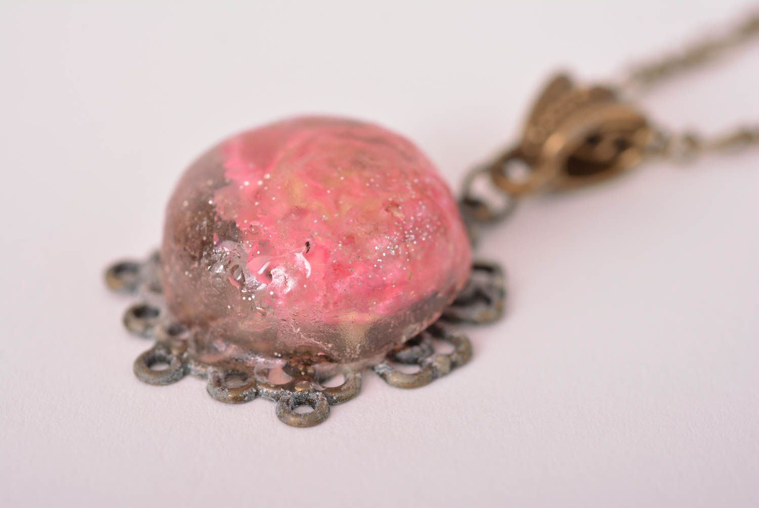 Pendentif fantaisie résine époxy Bijou fait main métal rose Accessoire femme photo 4