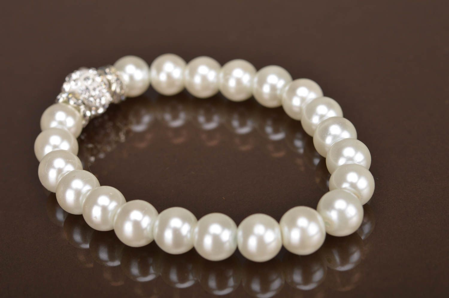Bracelet en perles d'imitation et strass fait main original sur élastique photo 5