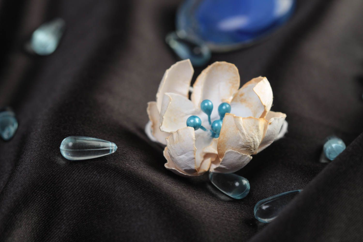 Цветок скрапбукинг бежевый красивый с голубыми тычинками маленький ручная работа фото 1
