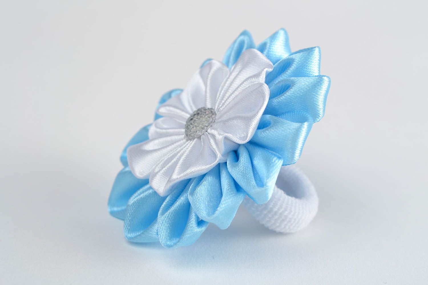 Élastique à cheveux fleur en blanc et bleu clair rubans de satin fait main photo 4