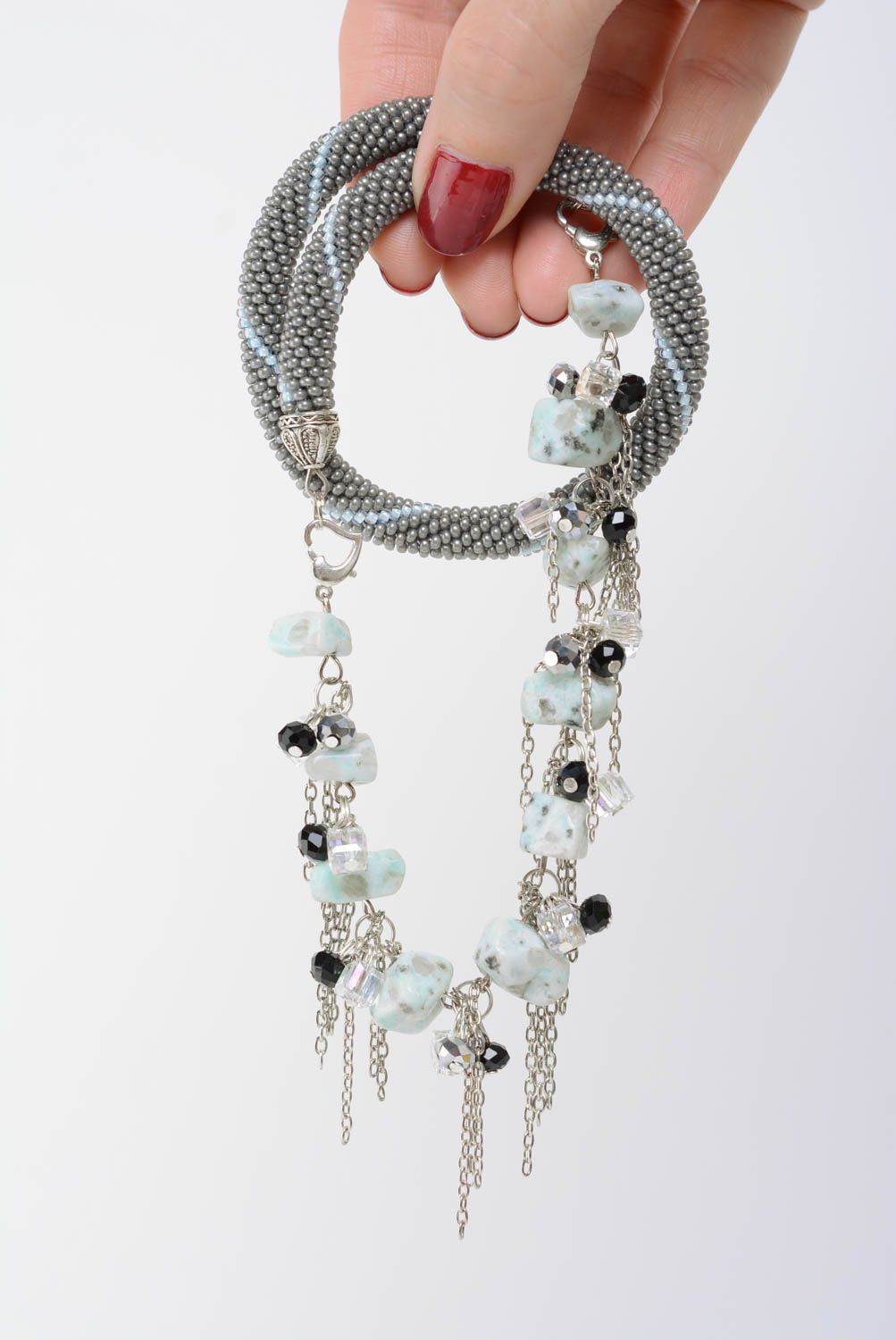 Ожерелье из бисера серое с пластиковыми бусинами и цепочками стильное хэнд мейд фото 4