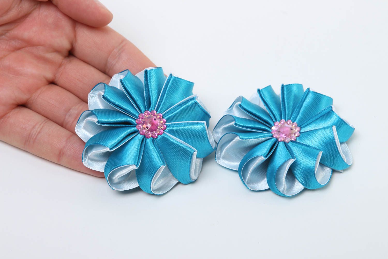 Componentes de bisutería hechos a mano regalo original flores de cintas azules foto 5