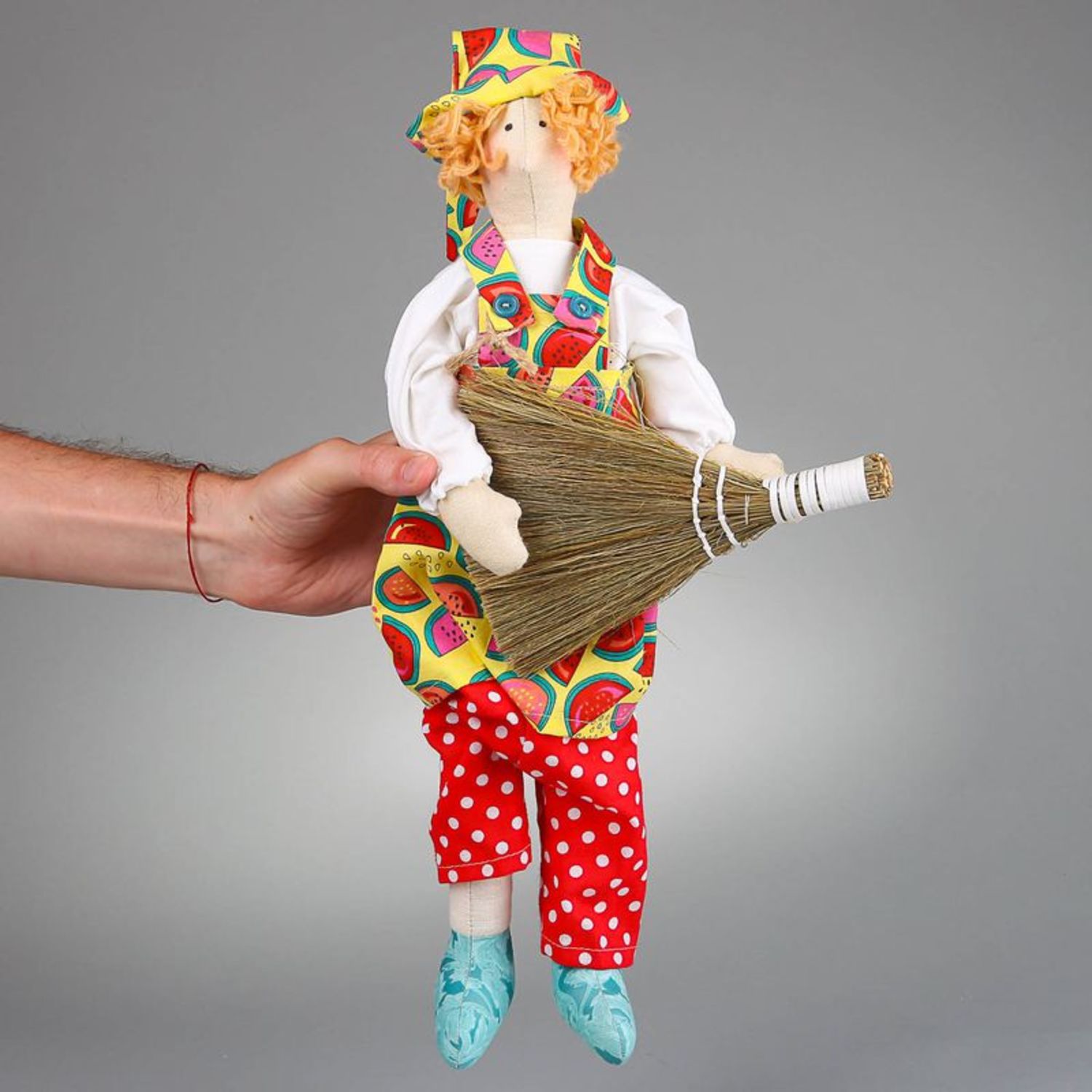 Авторская кукла Домовой с веником фото 3