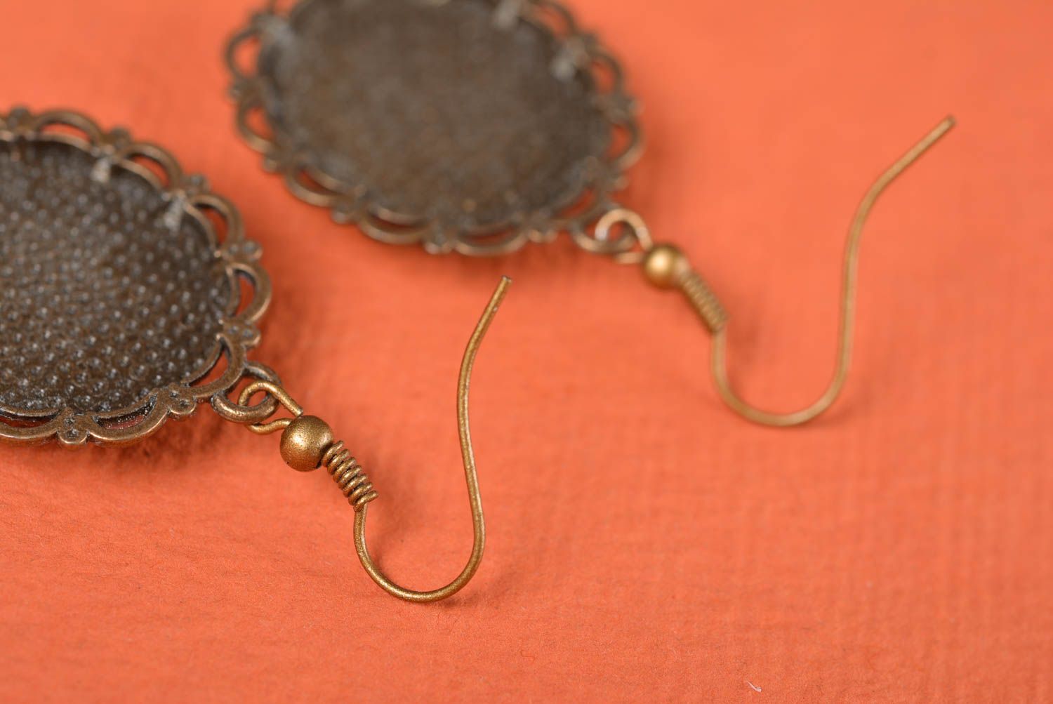 Wunderschöne Vintage Ohrringe aus Metall und Polymerton für romantische Damen foto 3