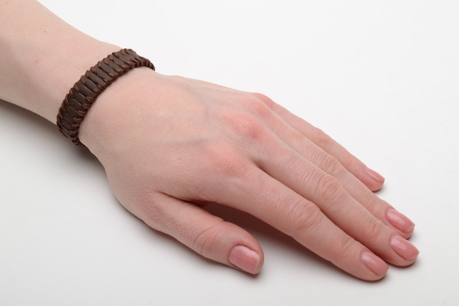 Bracelet en cuir naturel marron fait main avec boutons-pression métalliques photo 2