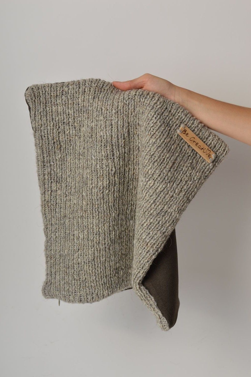 Taie oreiller fait main Housse coussin grise tricotée Cadeau femme en laine photo 5