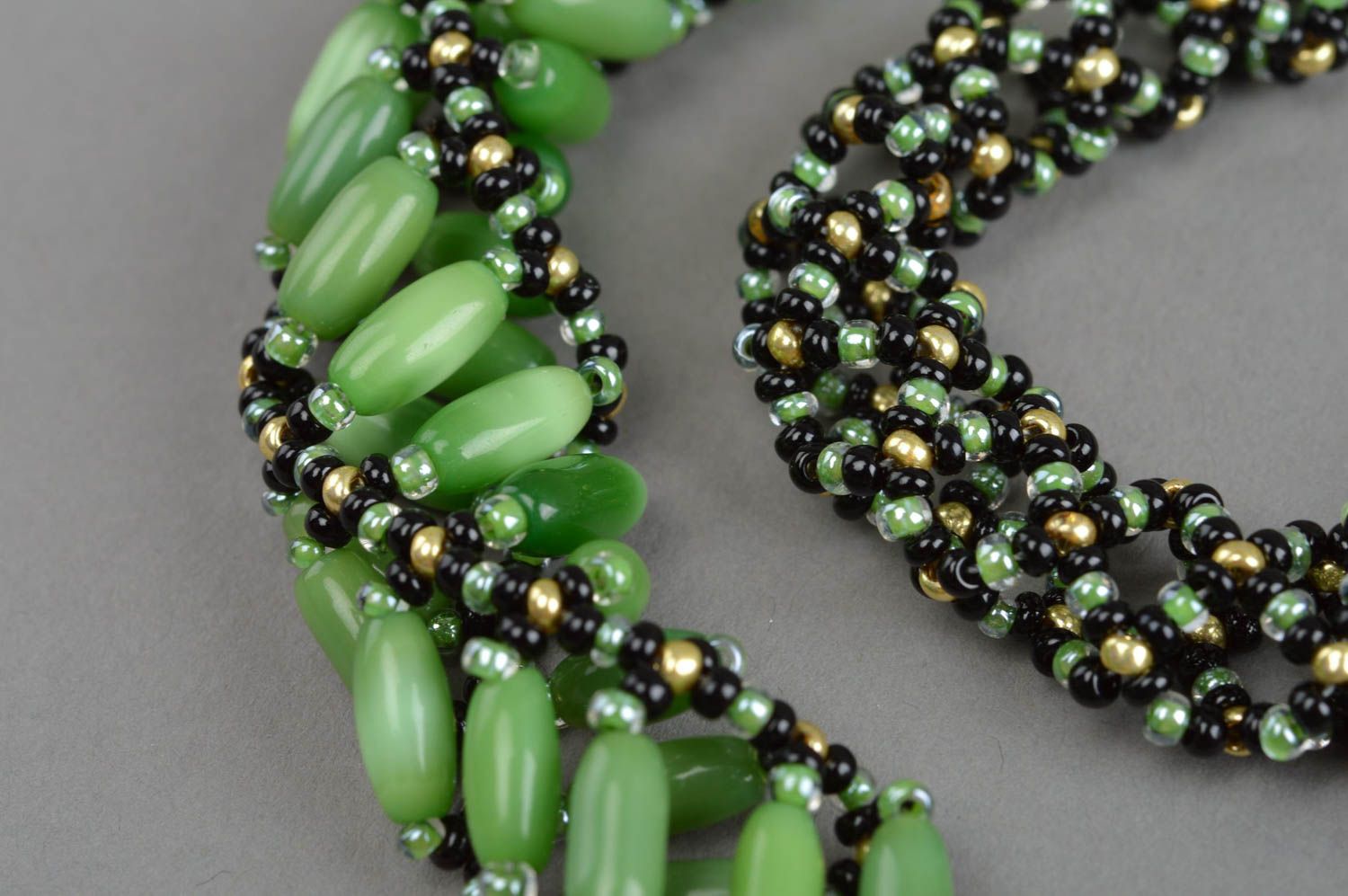 Collier en œil-de-chat et perles de rocaille vert fait main original pour femme photo 5