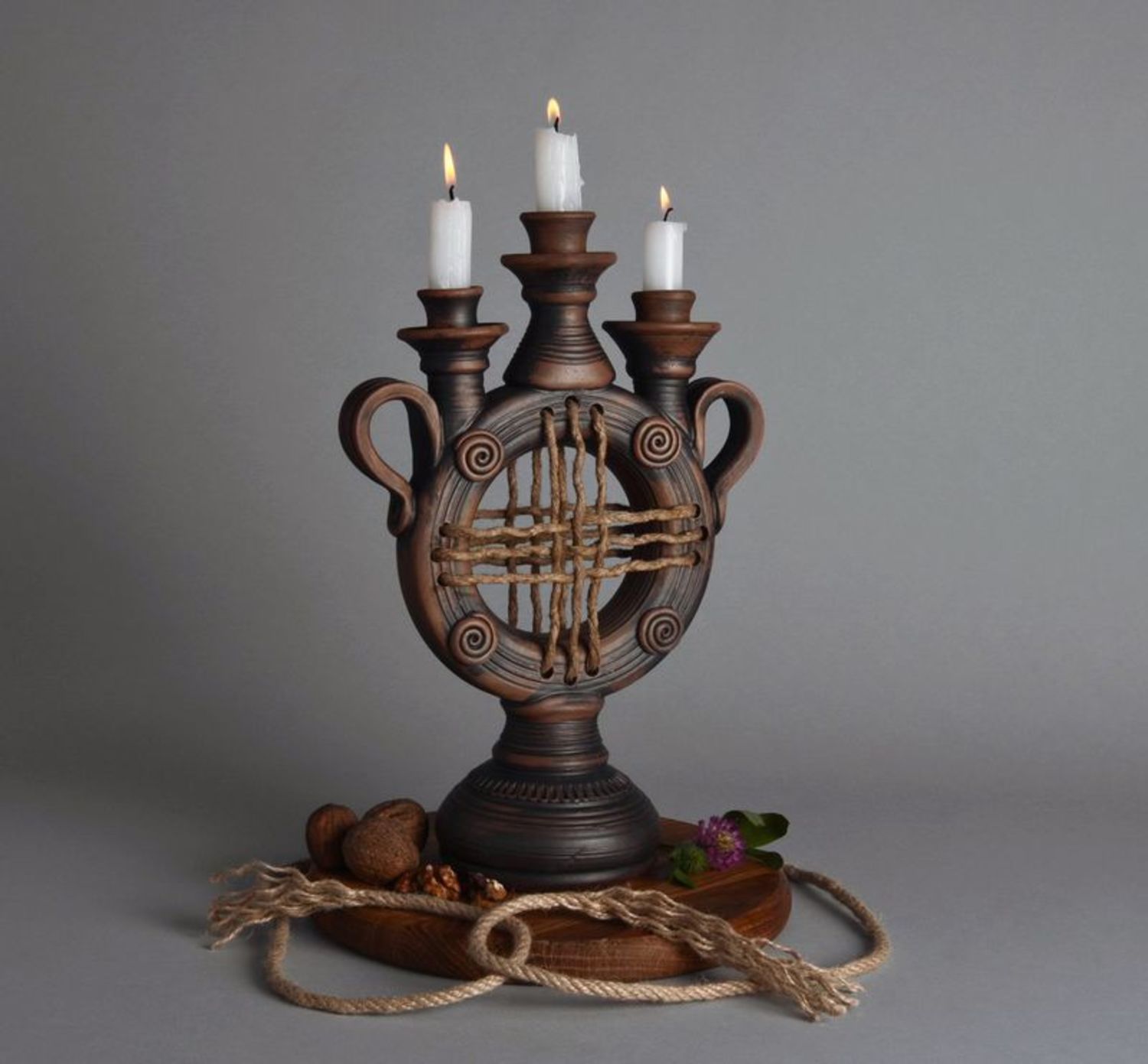 Candelabro marrone in ceramica a tre candele fatto a mano decorazioni di casa  foto 1