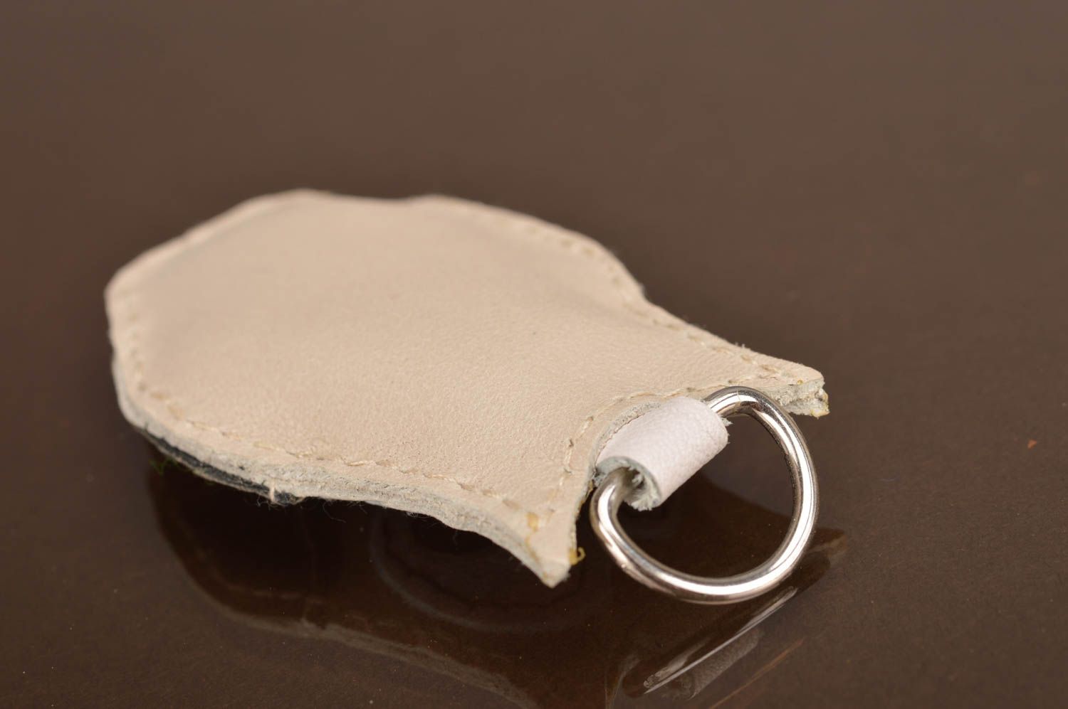 Porte-clés breloque en cuir naturel en forme de chouette fait main blanc photo 4