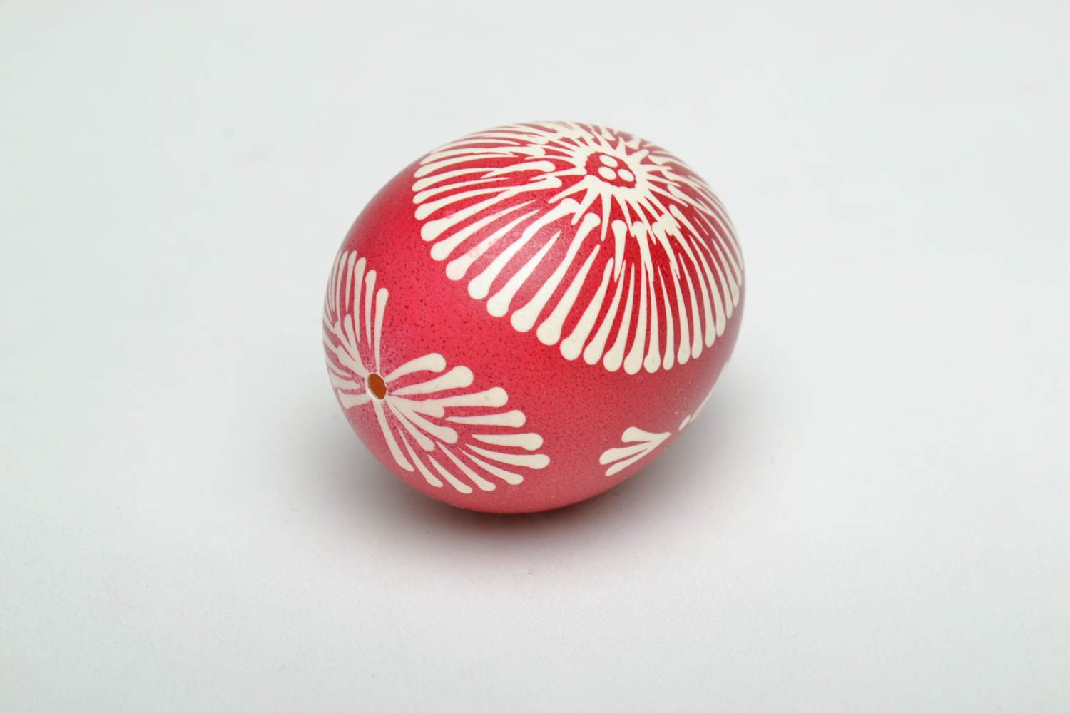 Oeuf de Pâques peint fait main avec motif petit rouge blanc traditionnel photo 4