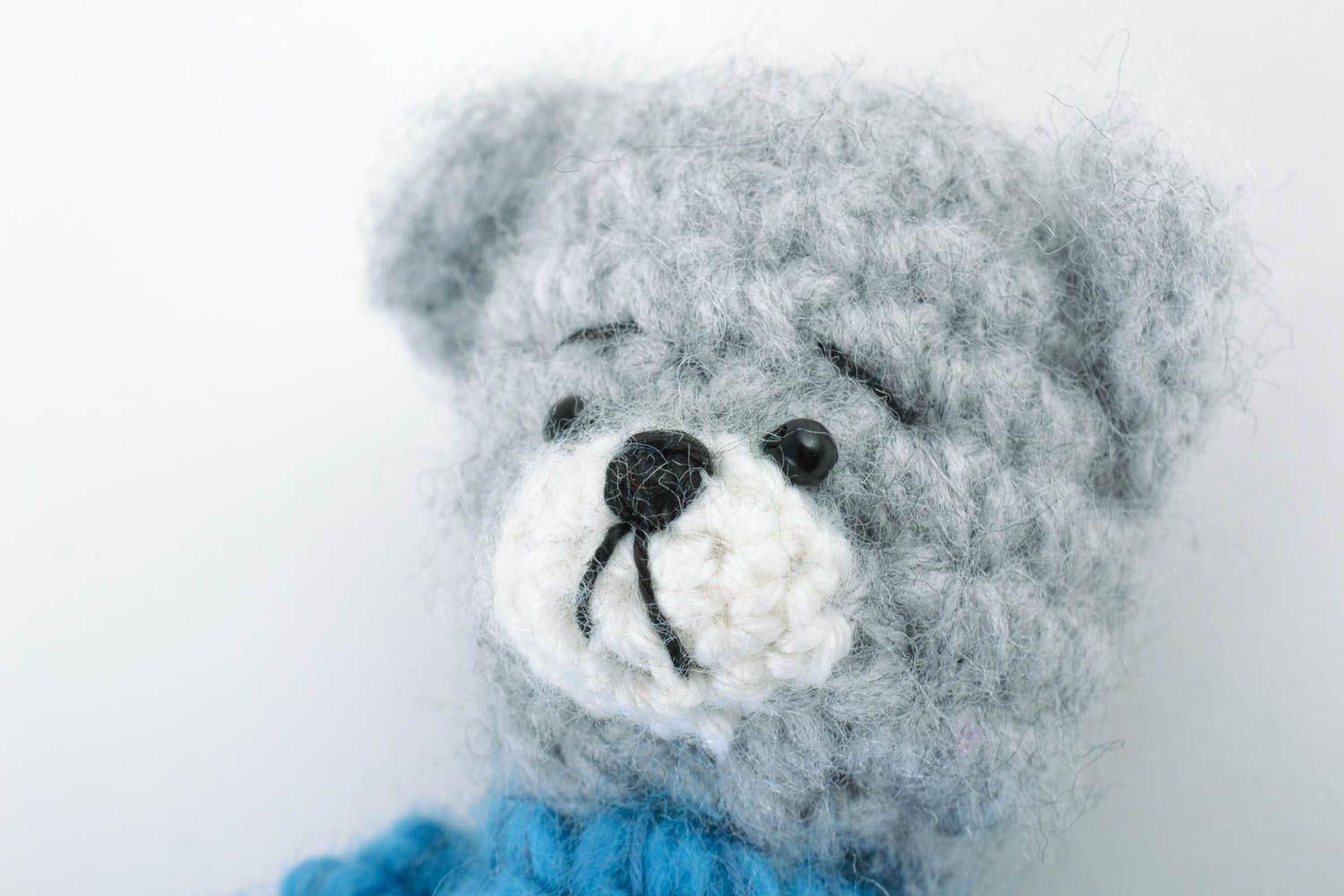 Handgemachtes charmantes graues kleines gehäkeltes Kuscheltier Bär im Pullover  foto 3