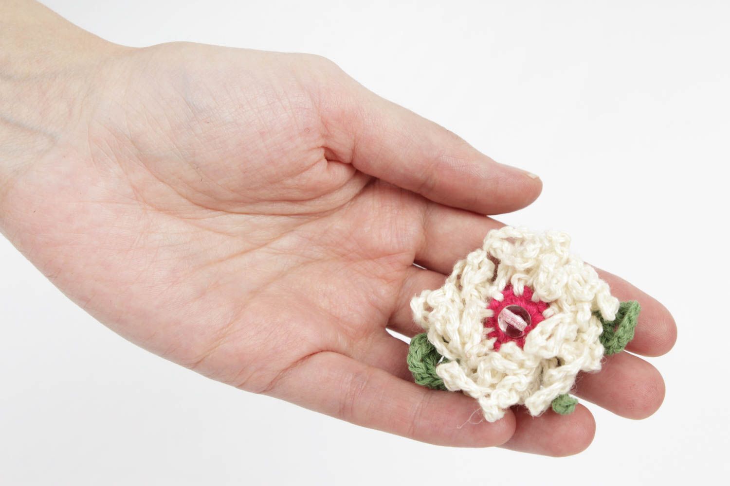 Broche fleur blanche Bijou fait main tricot en coton au crochet Cadeau femme photo 2