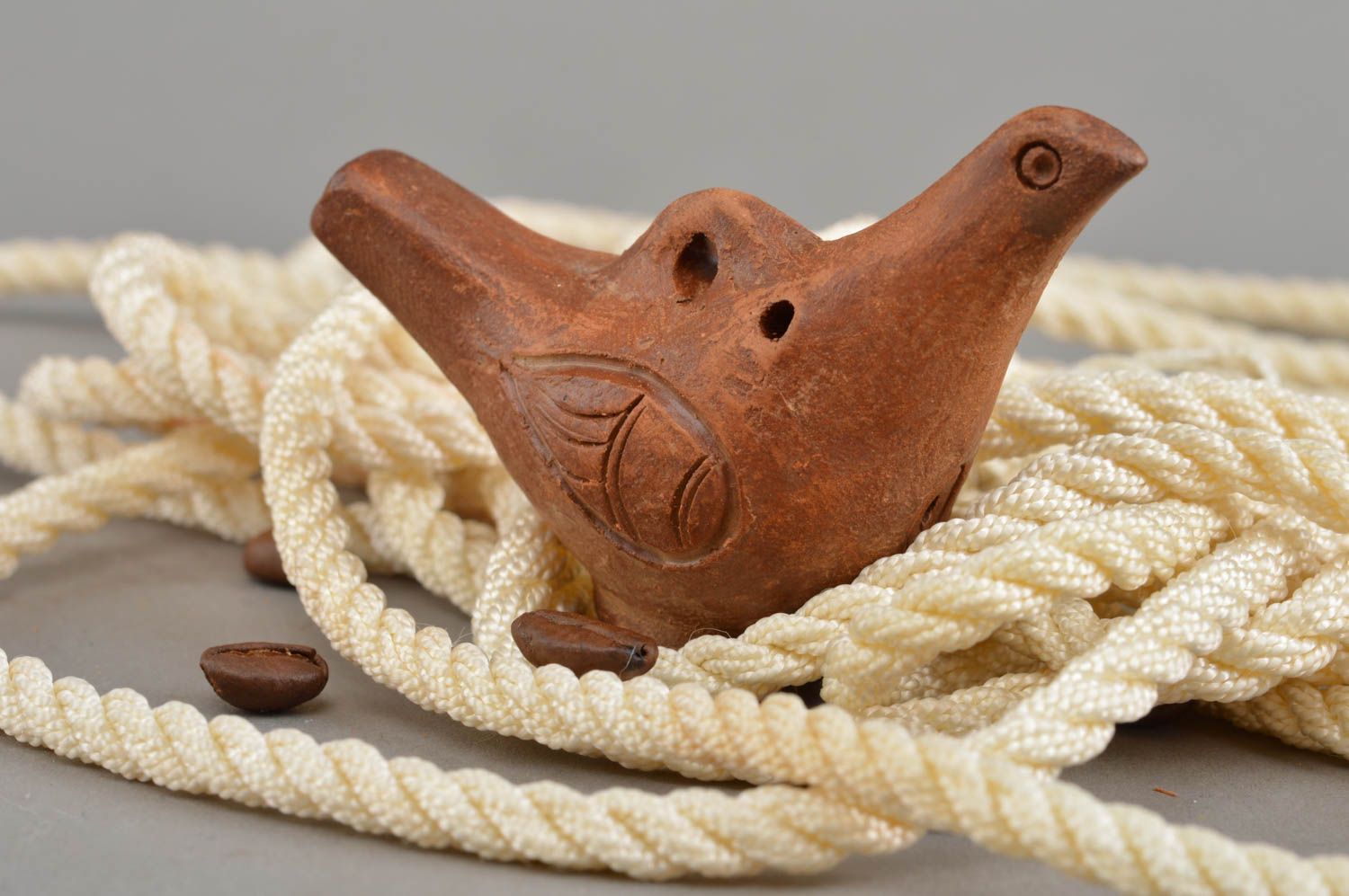 Народная игрушка свистулька в виде птички коричневая небольшая ручной работы фото 1