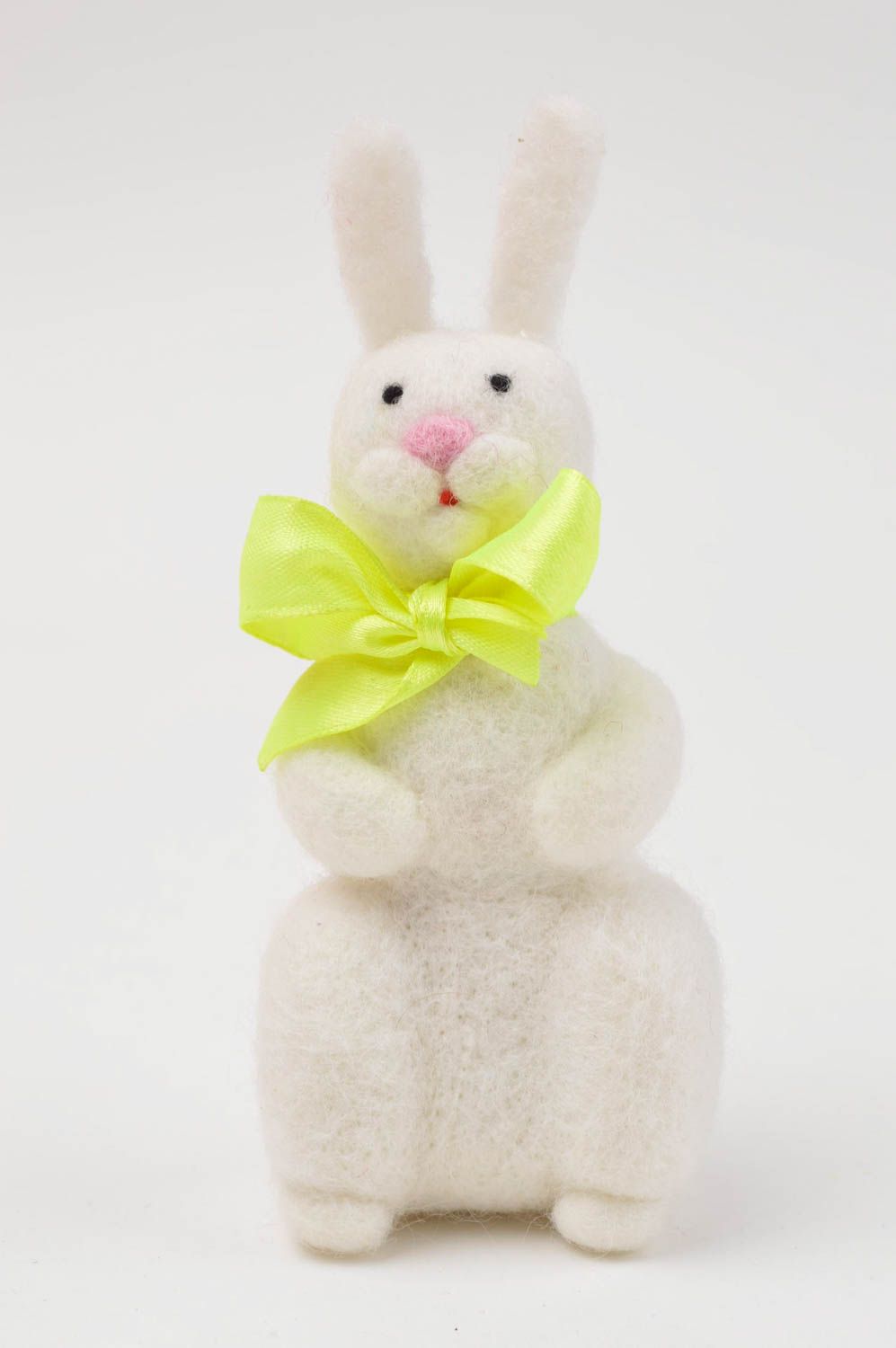 Peluche décorative fait main Jouet en laine Cadeau enfant Lapin blanc en noeud photo 2