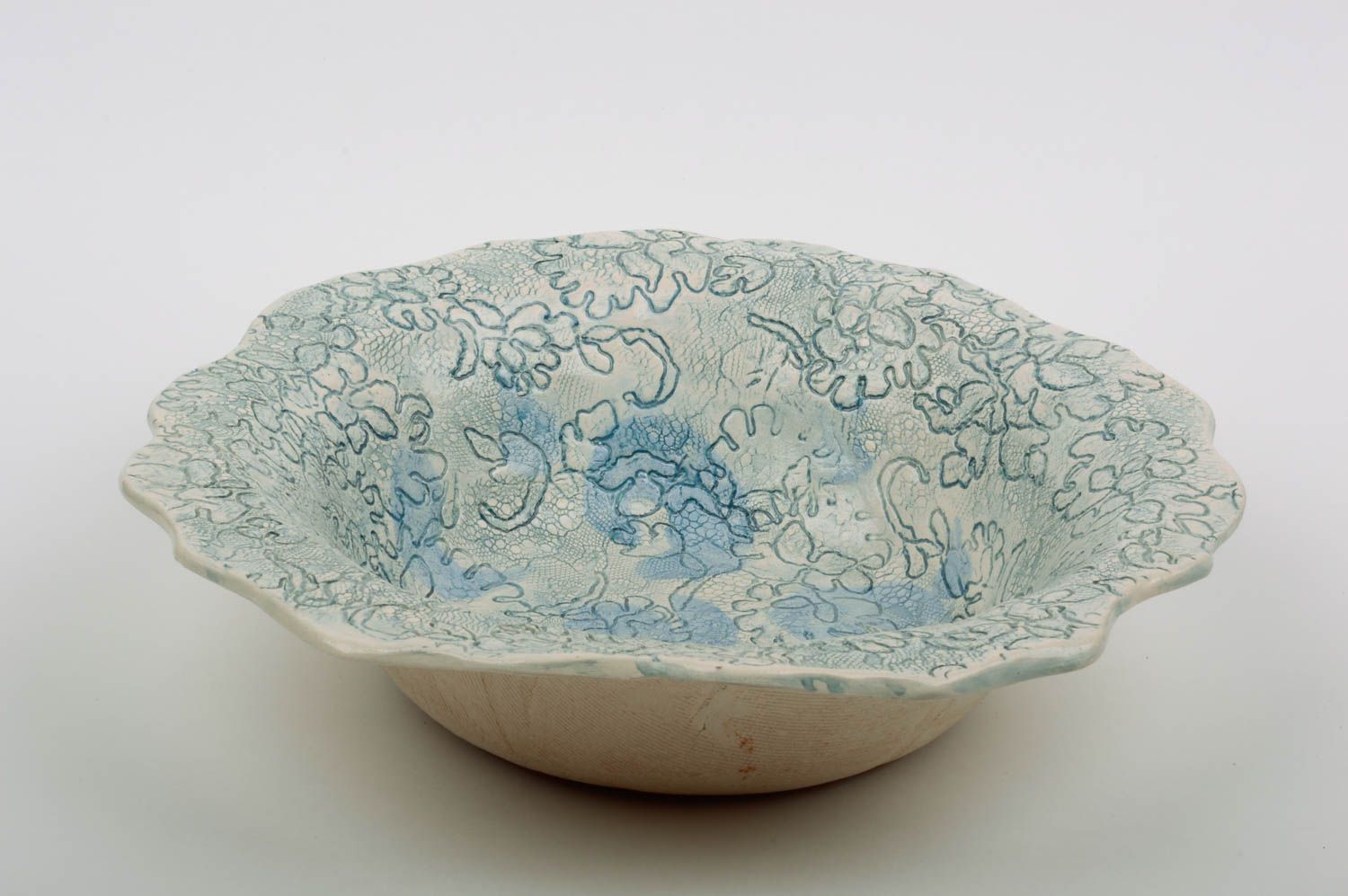 Assiette faite main originale bleue avec dessin en relief vaisselle écologique photo 5