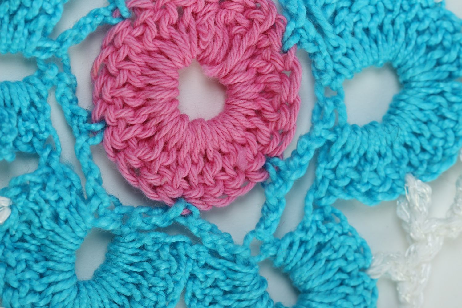 Accesorio para crear bisutería artesanal flor tejida al crochet regalo original foto 3