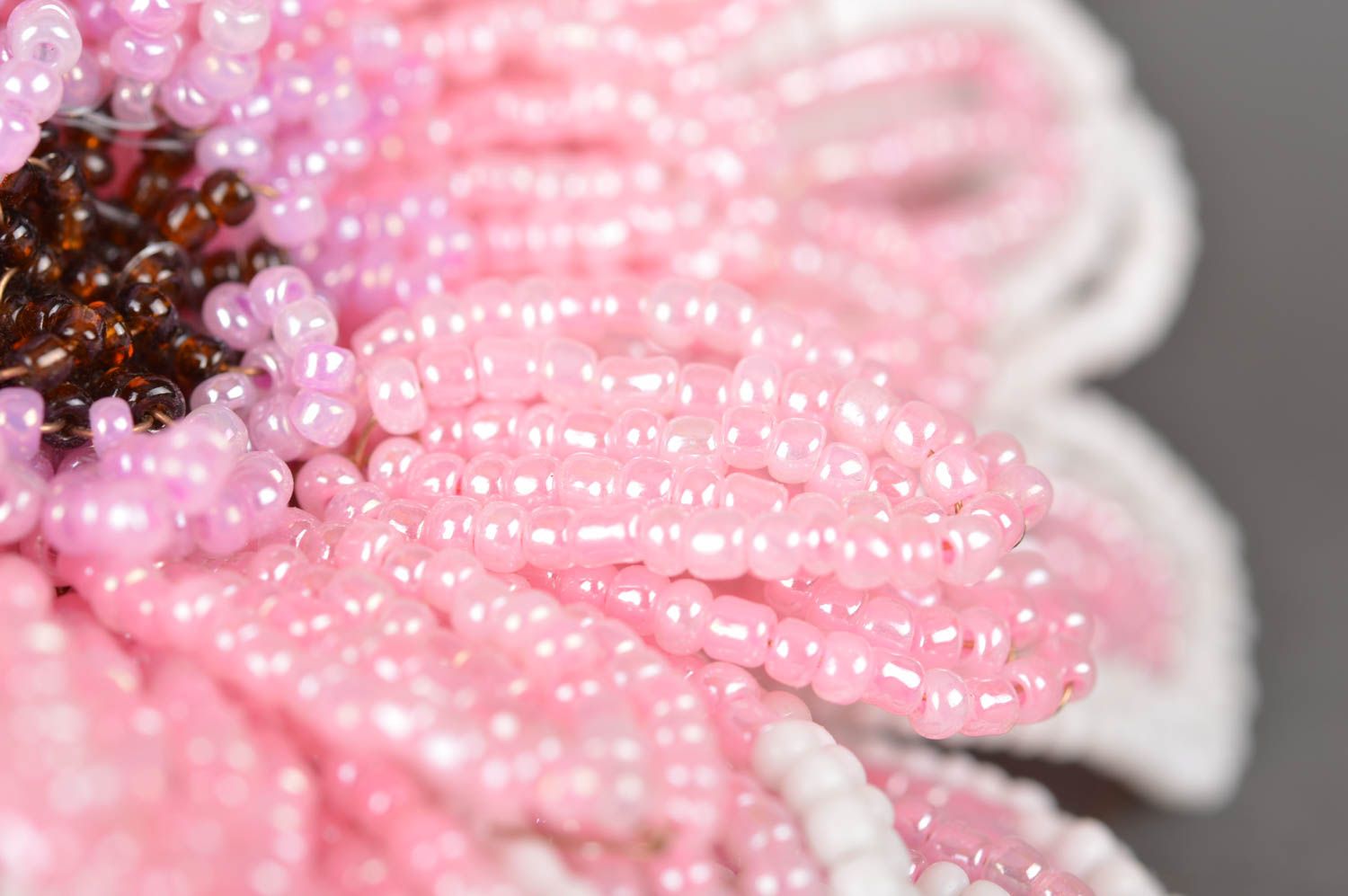 Цветок из бисера искусственная розовая гербера ручной работы для декора дома фото 4
