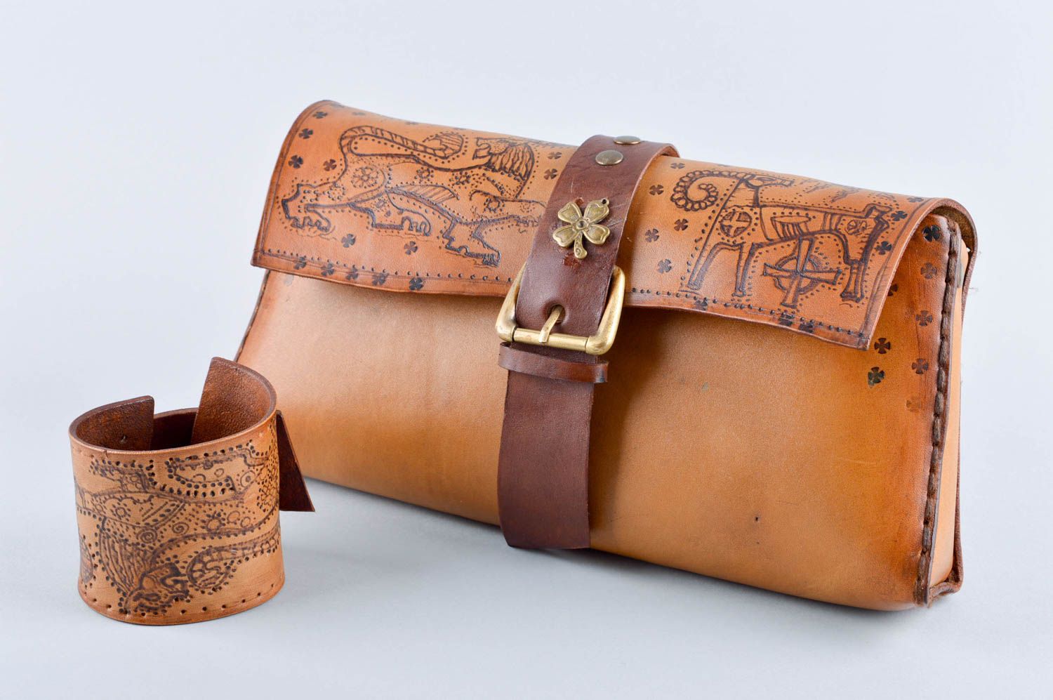 Bolso de mano y pulsera ancha hechos a mano de cuero accesorios para mujer foto 2