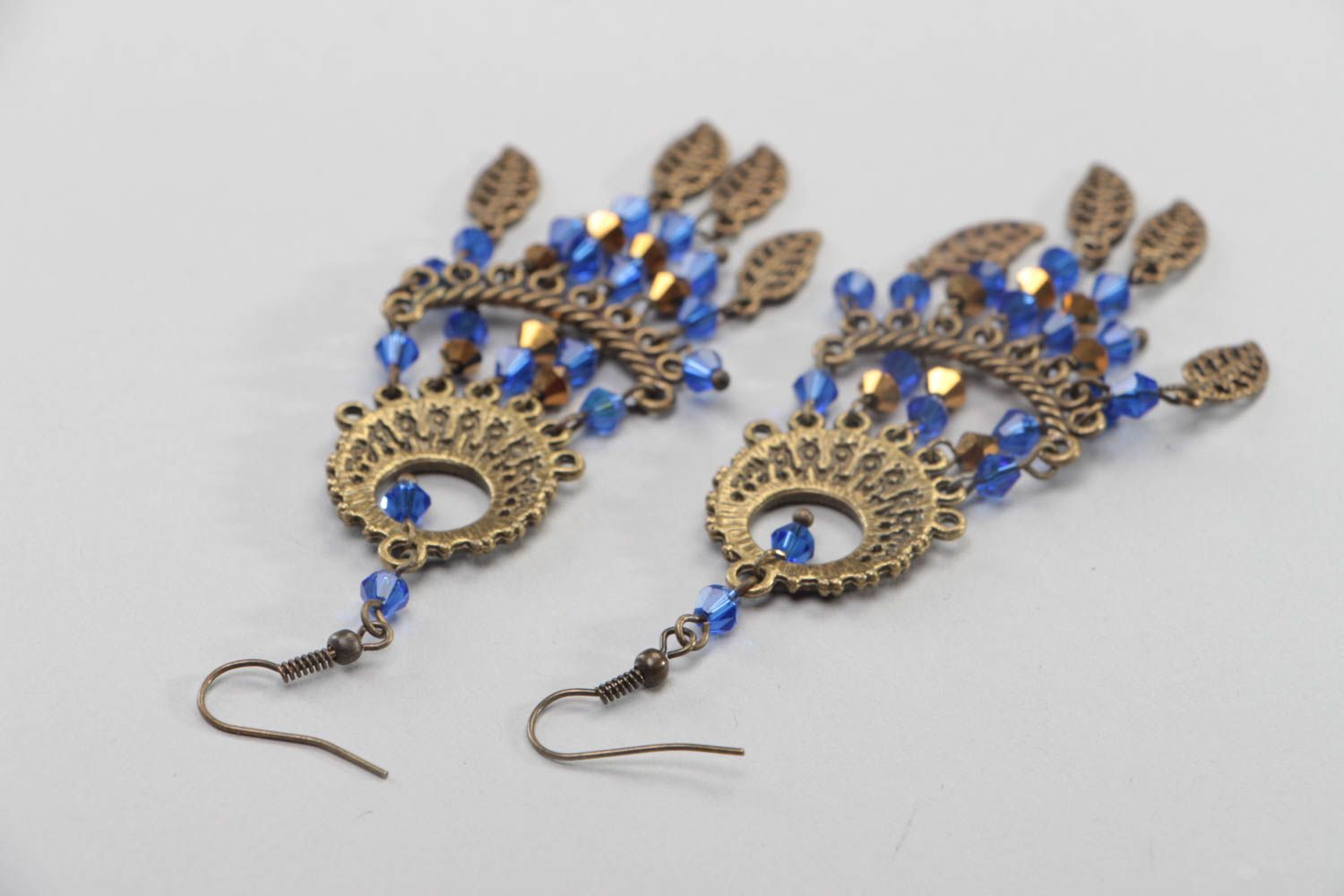 Boucles d'oreilles en bronze et perles de cristal bleues faites main longues photo 4