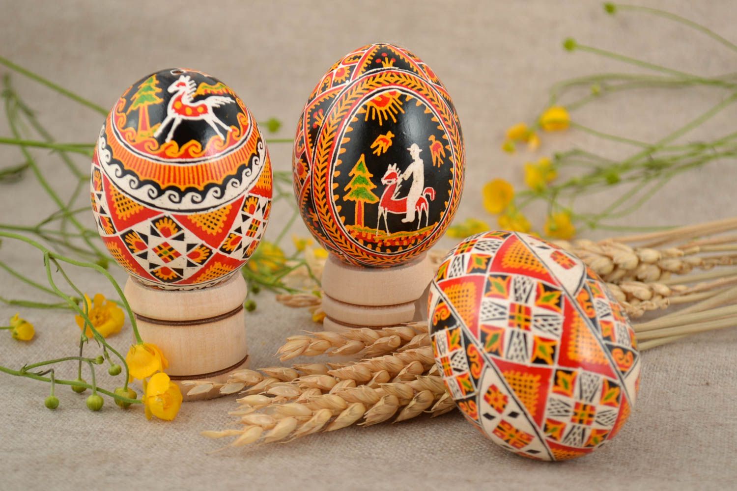 Conjunto de huevos pintados con acrílicos de gallina 3 piezas artesanales foto 1