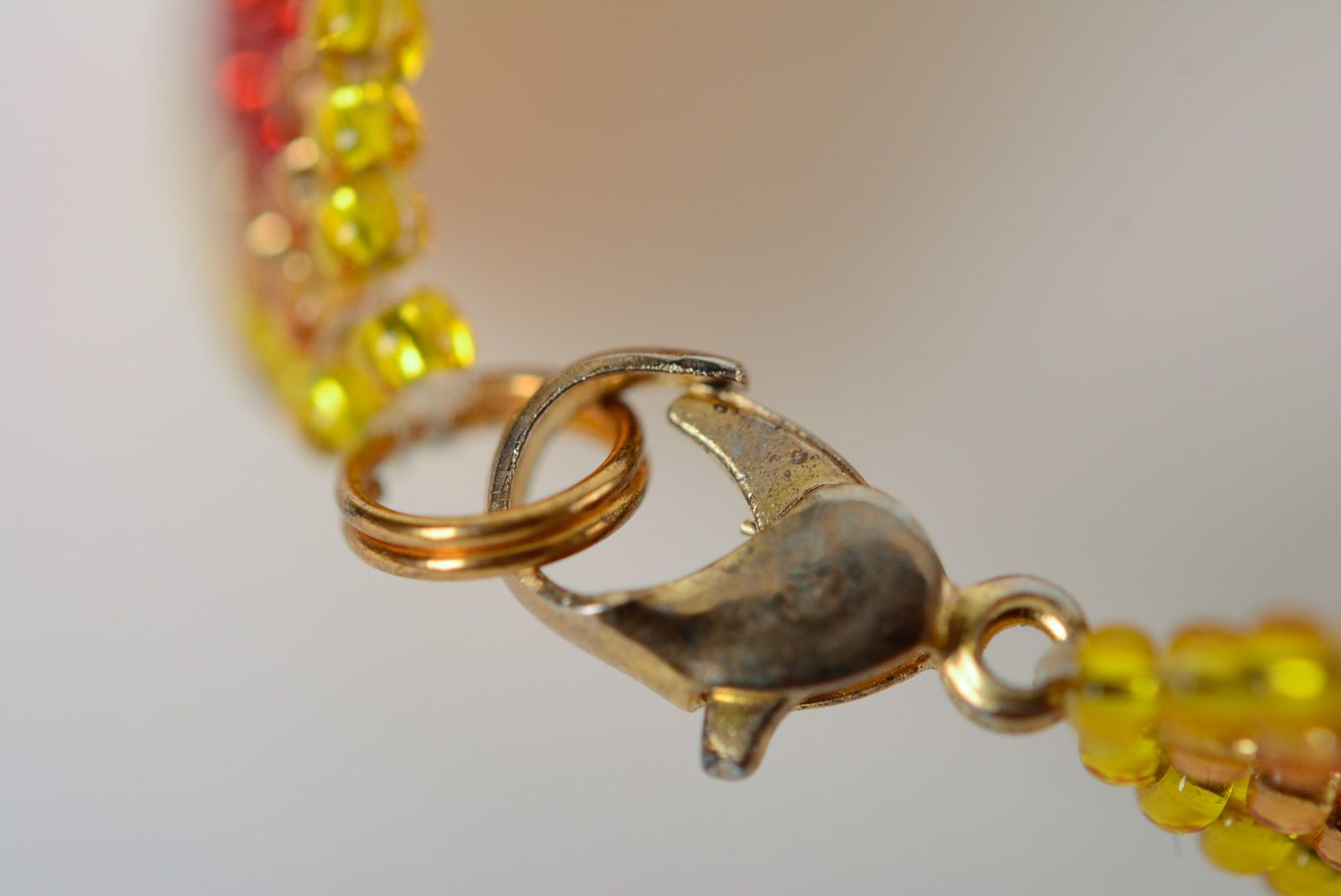 Handgemachtes Designer schönes Armband aus Glasperlen in Rot und Gelb für Frauen foto 5