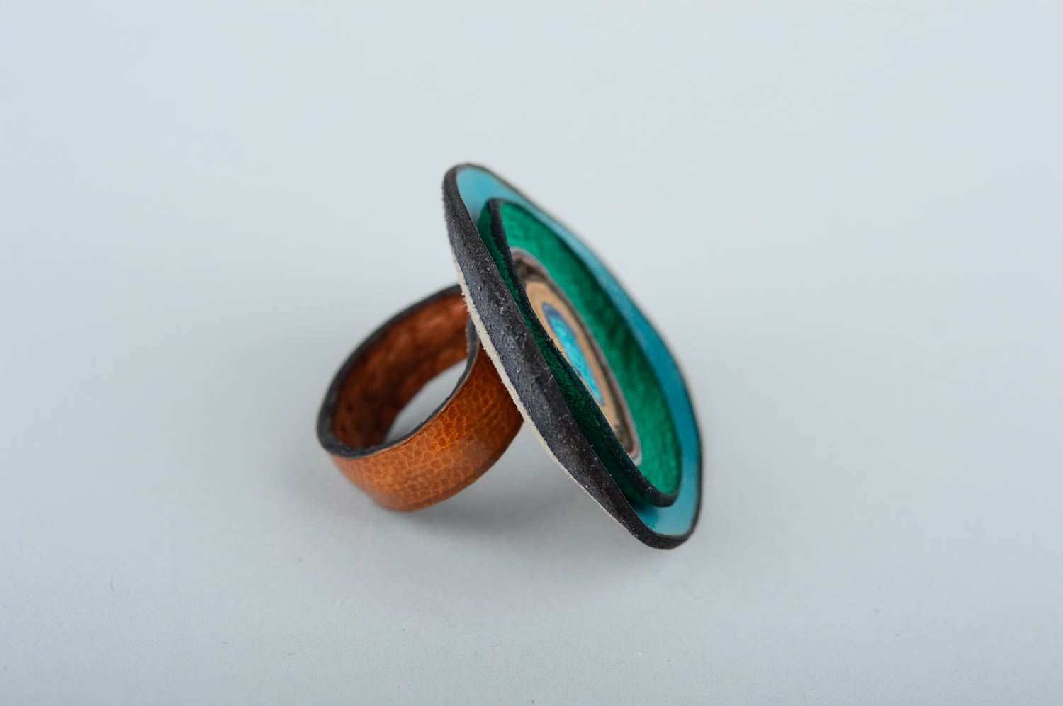 Красивое кольцо ручной работы круглое кольцо из кожи украшение из кожи стильное фото 3