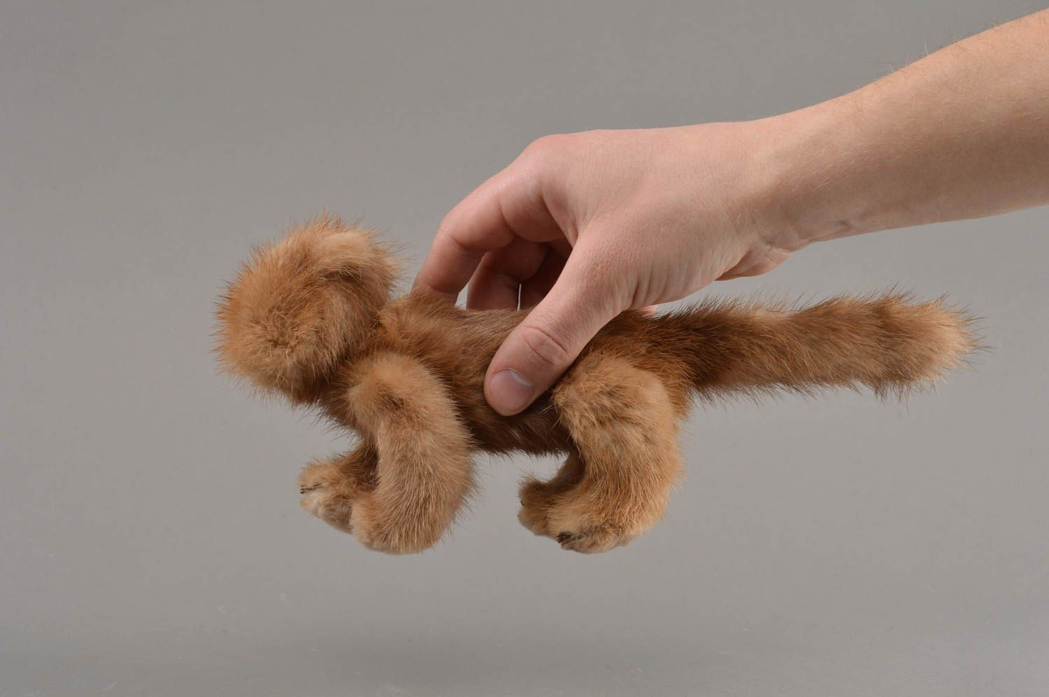 Игрушка из натурального меха небольшая в виде кота бежевая ручной работы  фото 4