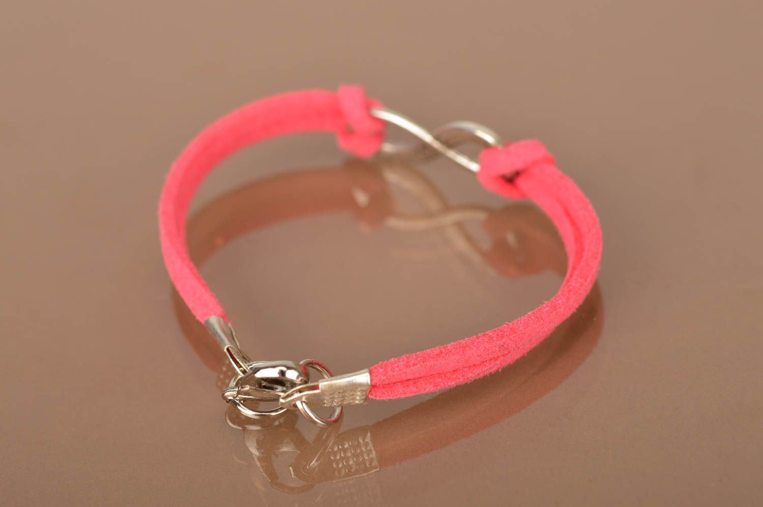 Розовый браслет из замшевых шнурков со вставками ручной работы Бесконечность фото 4