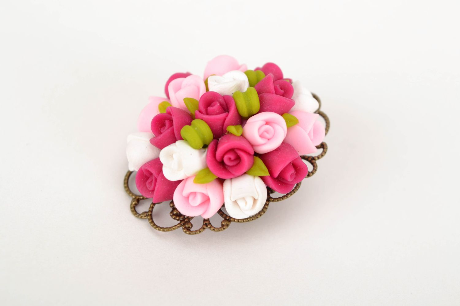 Broche artesanal con rosas de arcilla polimérica foto 3