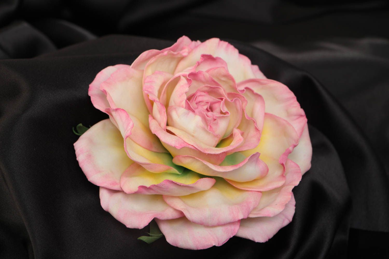 Élastique à cheveux avec fleur rose clair en foamiran grand fait main accessoire photo 1