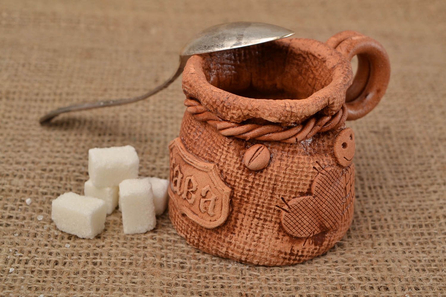 Taza de cerámica para café artesanal original decorada de arcilla marrón  foto 1