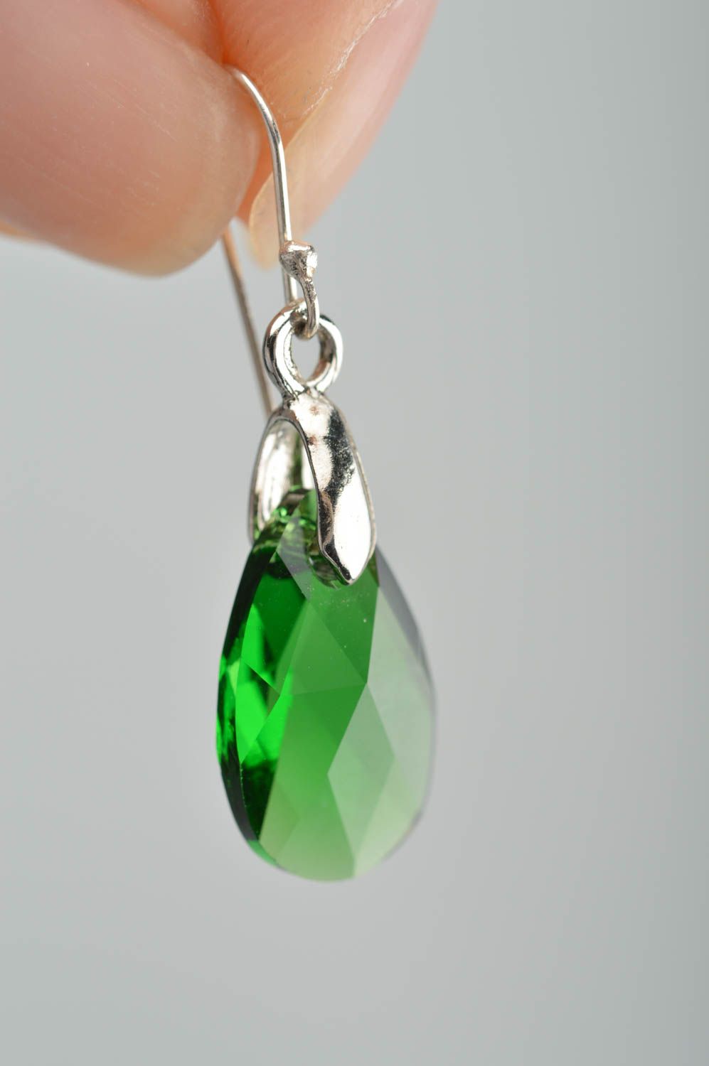 Grüne handgemachte originelle schöne lange Ohrringe mit Swarovski Kristallen foto 3