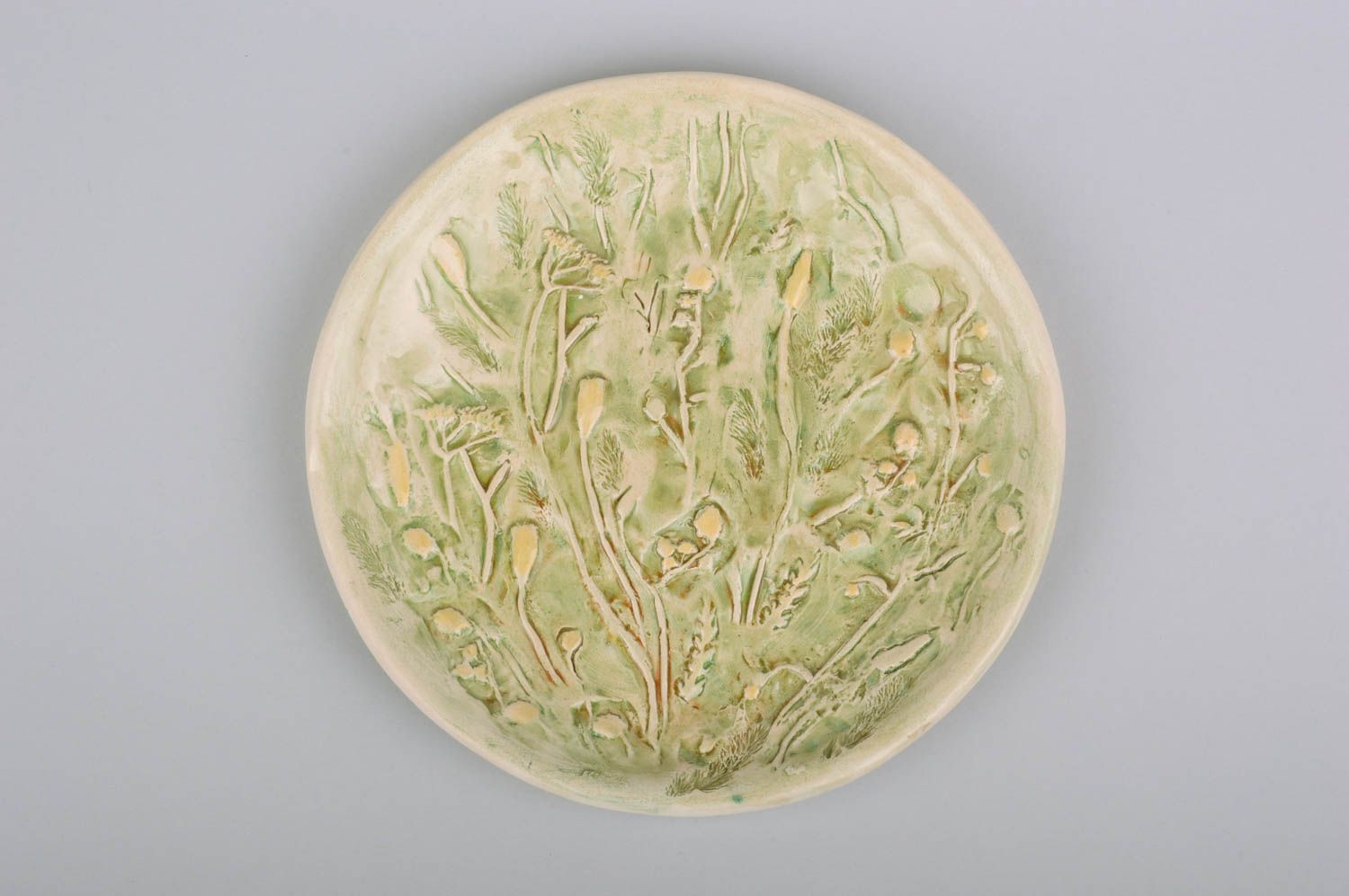 Assiette en argile peinte ronde vert clair avec motif en relief faite main photo 1