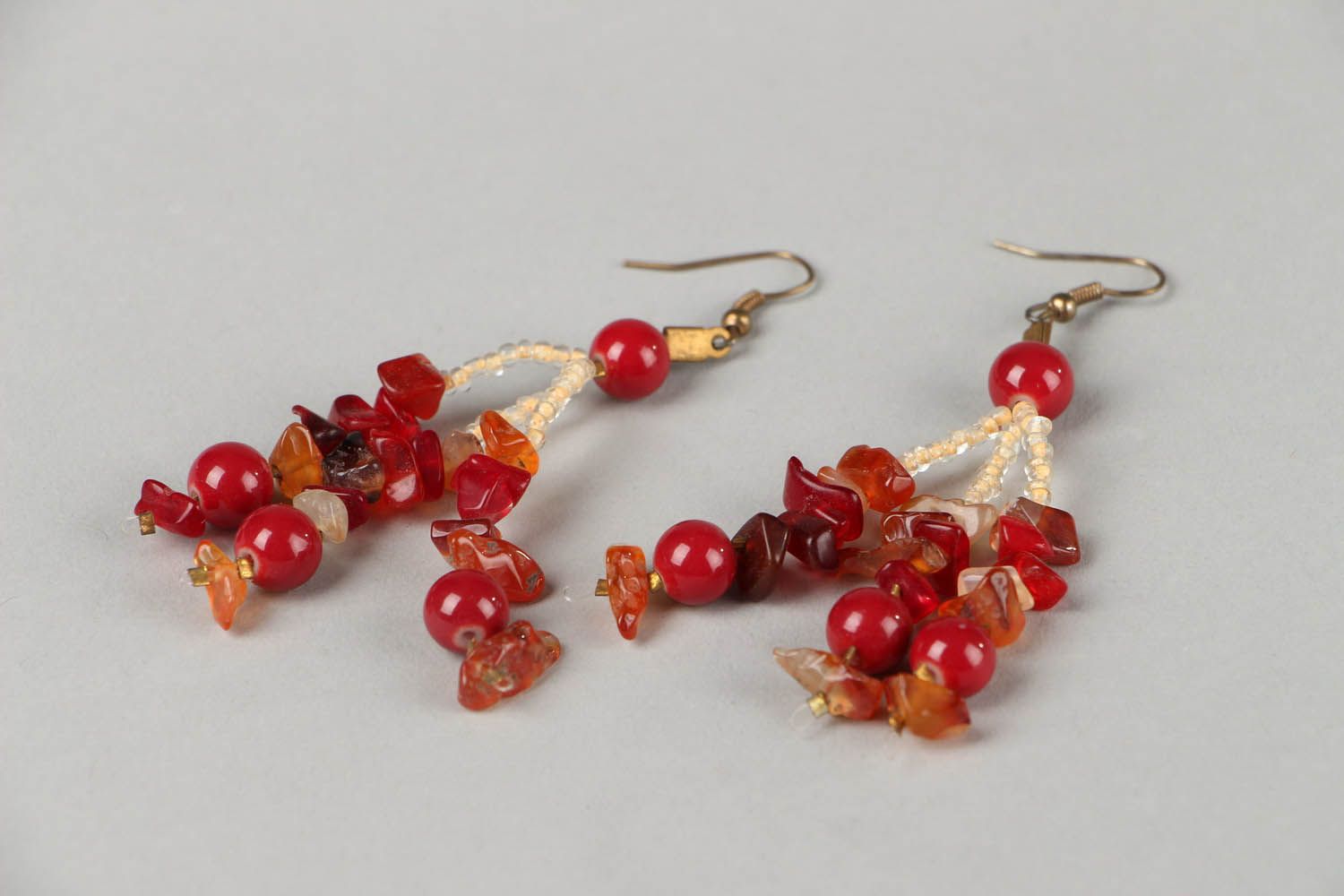 Rote Ohrringe aus natürlichen Steinen und Glasperlen foto 2