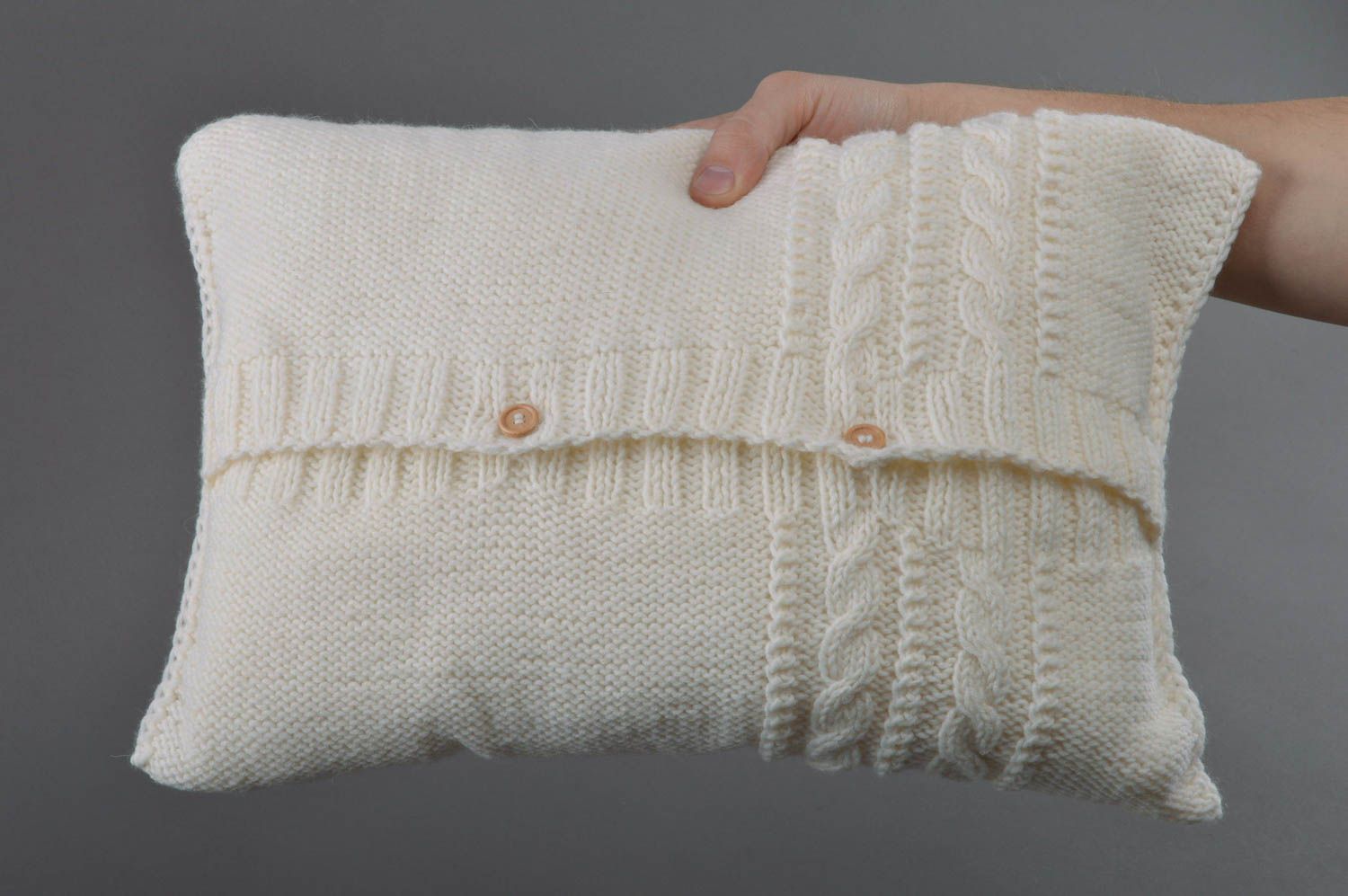 Coussin tricoté en fils acryliques et de laine blanc fait main avec boutons photo 4