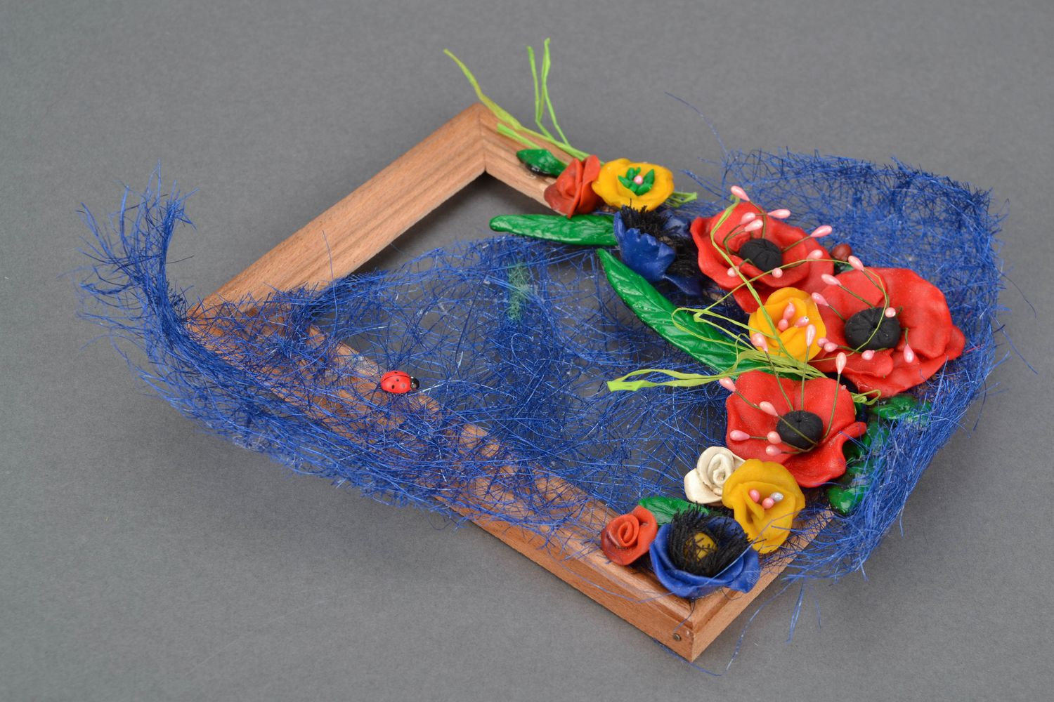 Cuadro artesanal con flores artificiales y marco de madera foto 1