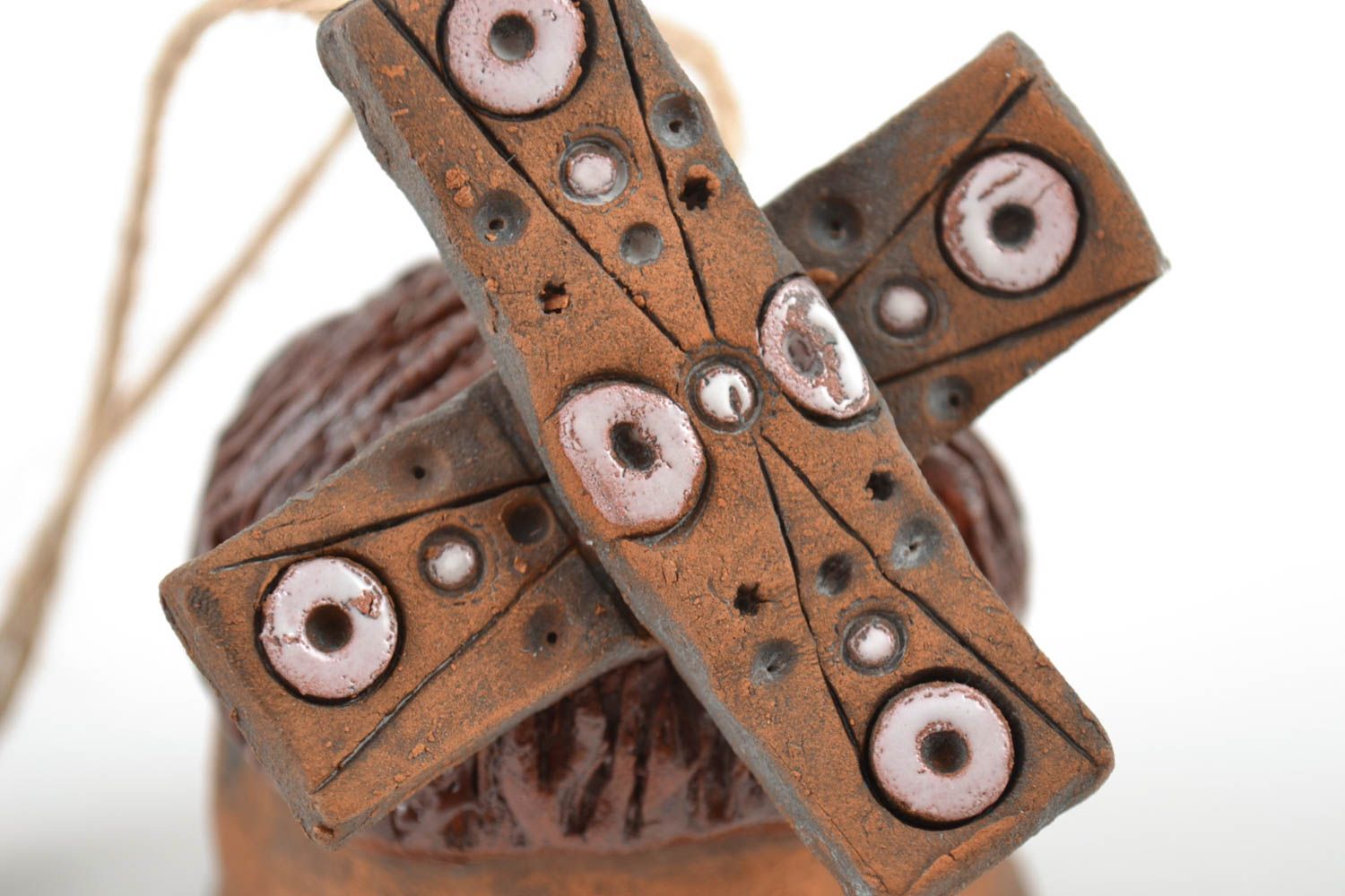 Clochette en céramique faite main brune en forme de moulin originale à suspendre photo 3