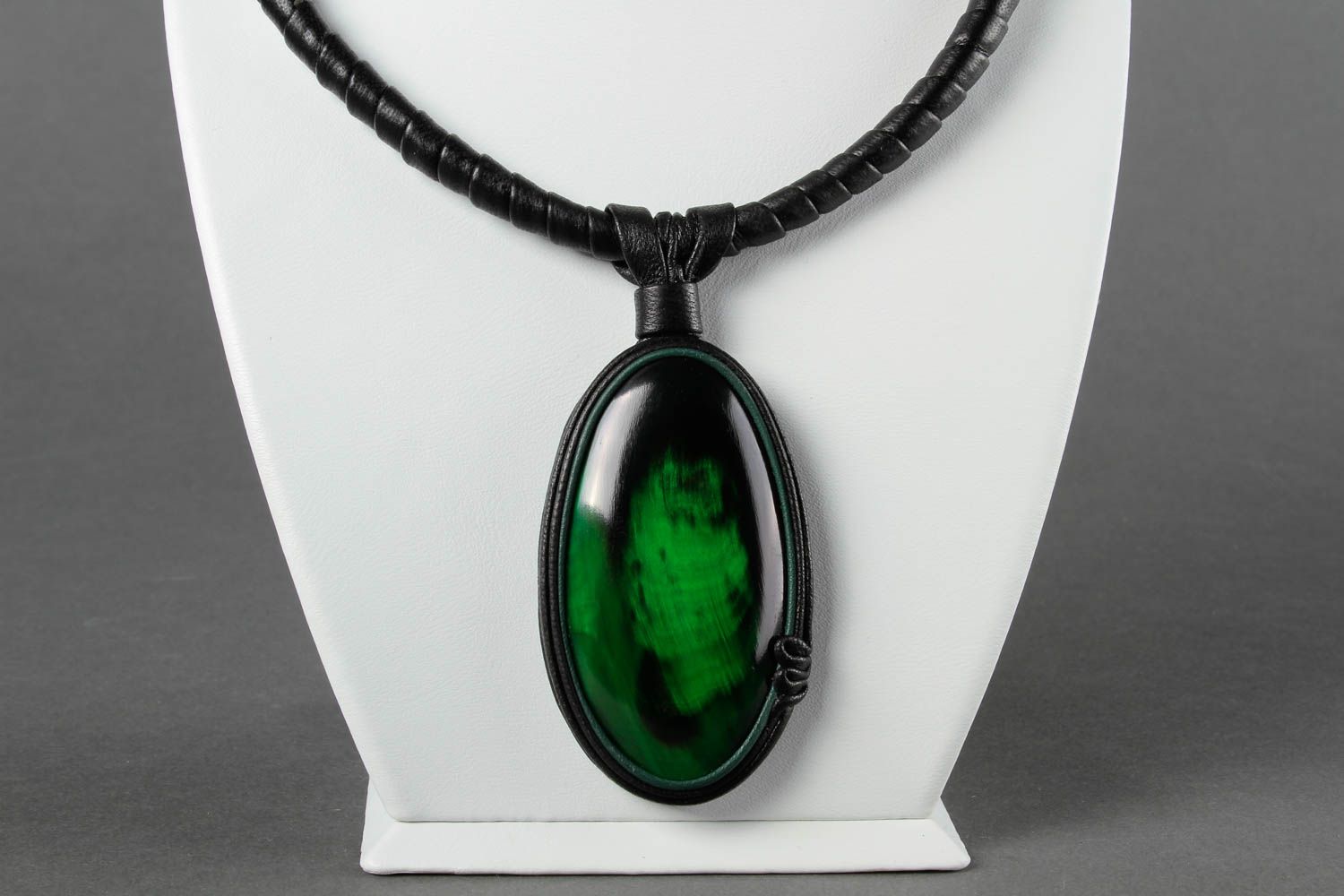 Pendentif en cuir design Bijoux fait main vert Idée cadeau femme originale  photo 2