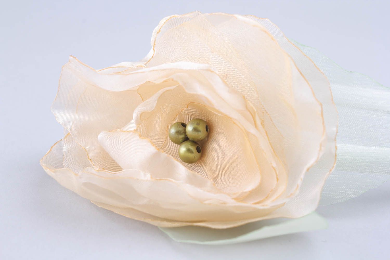 Aro de cabelo decorado com uma flor feita de tecido leve transparente e contas foto 2