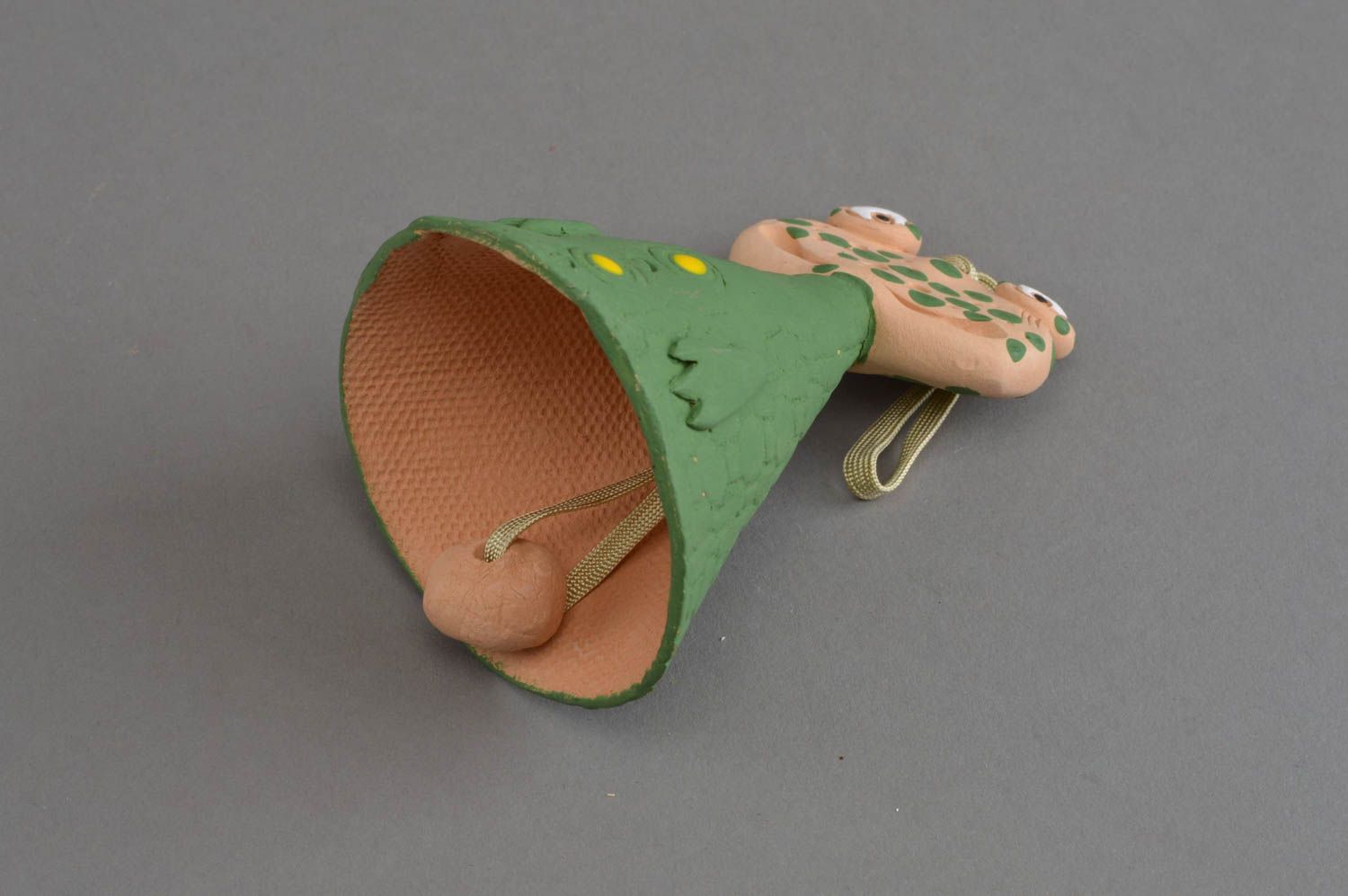 Clochette en argile peinte faite main à suspendre décorative grenouille verte photo 2