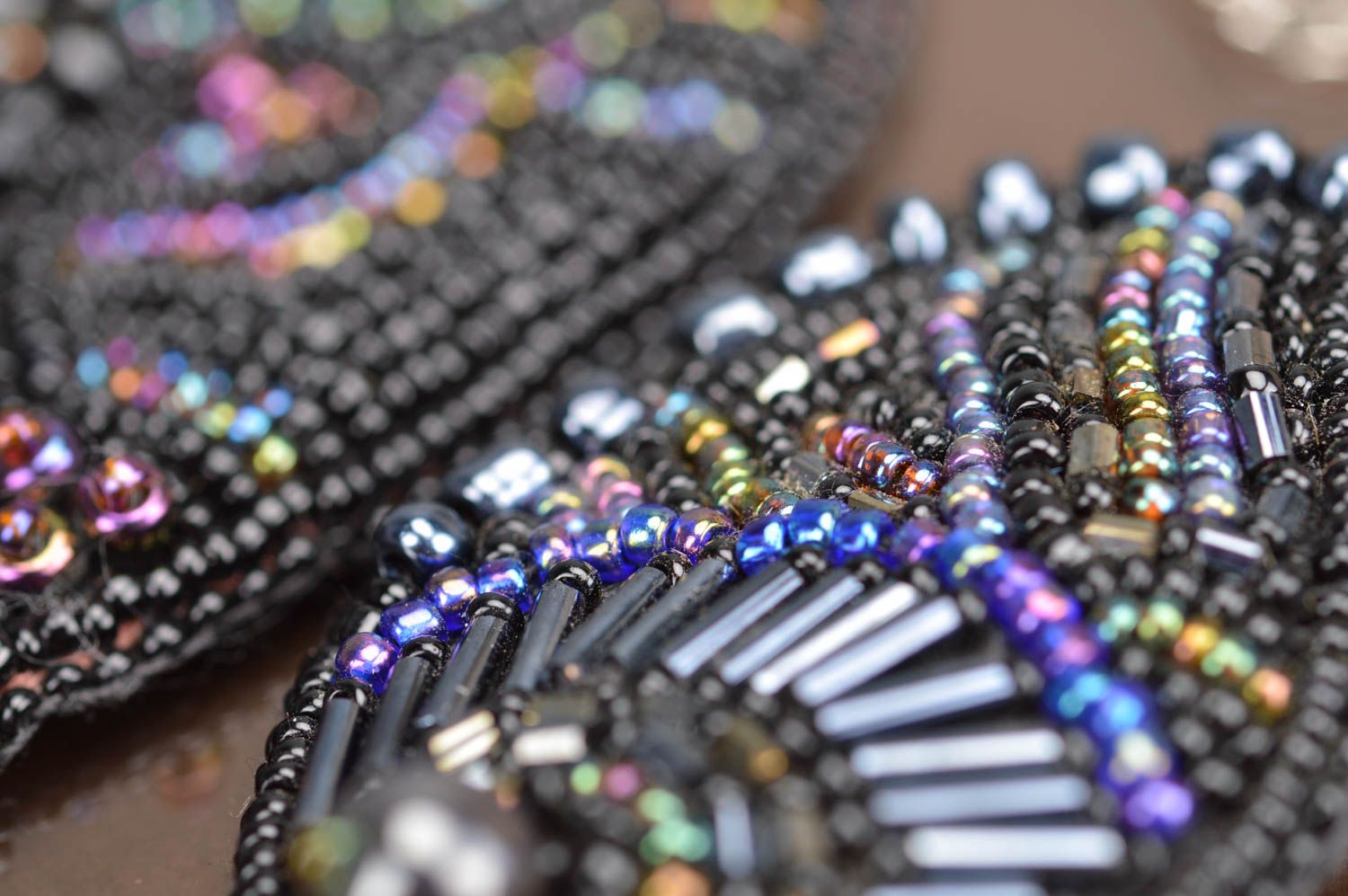 Parure de bijoux broche bracelet noirs brodés de perles de rocaille faits main photo 4