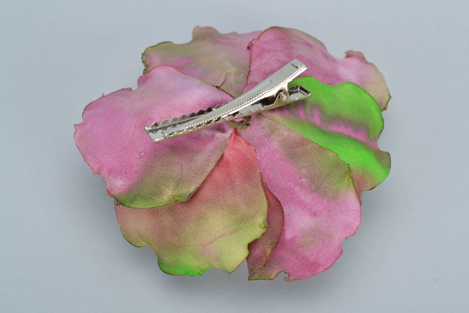 Цветок для волос из органзы и шелка розовый с переливами в технике батик фото 4