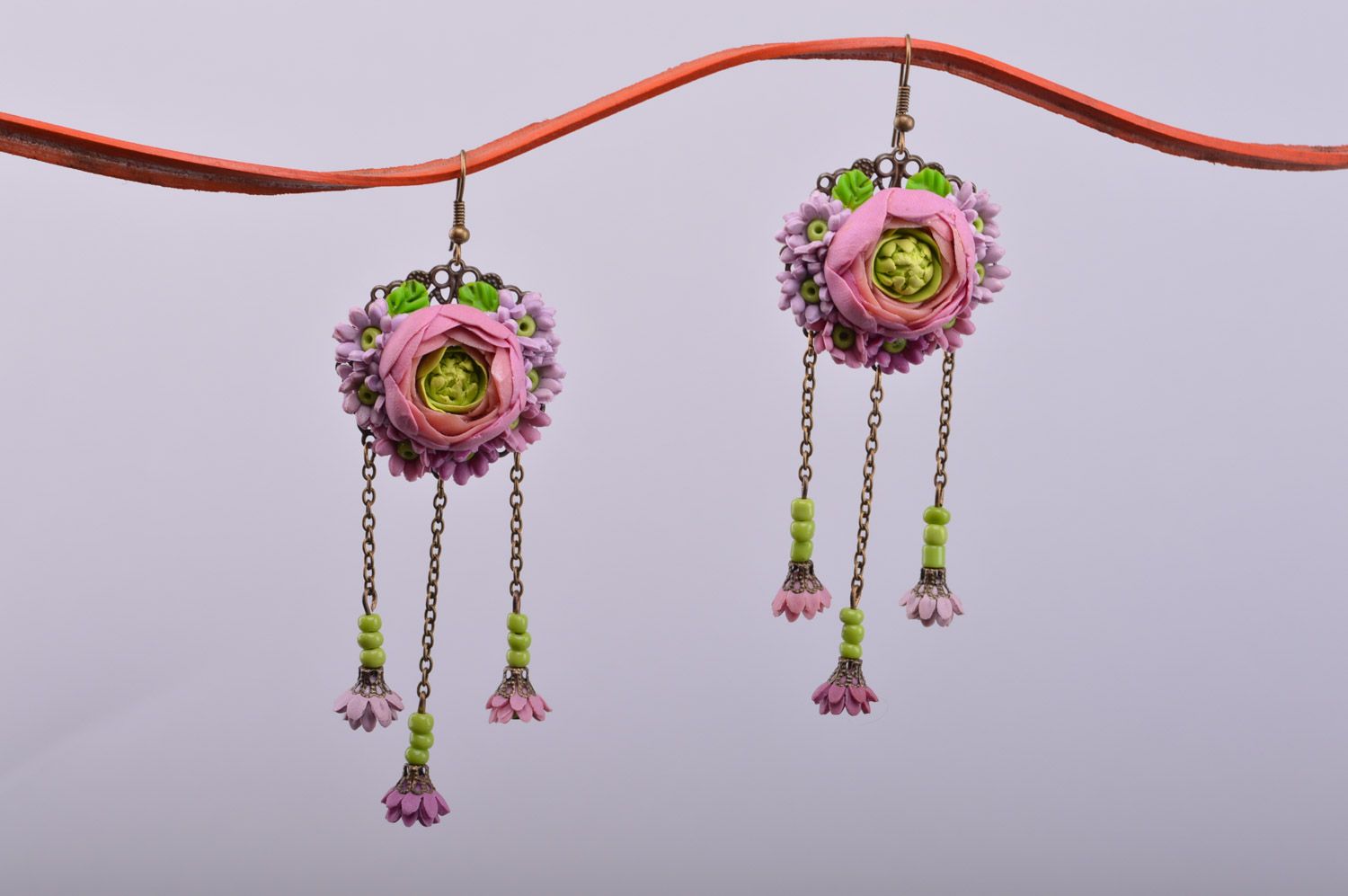 Boucles d'oreilles pendantes avec fleurs en pâte polymère mauves faites main photo 2