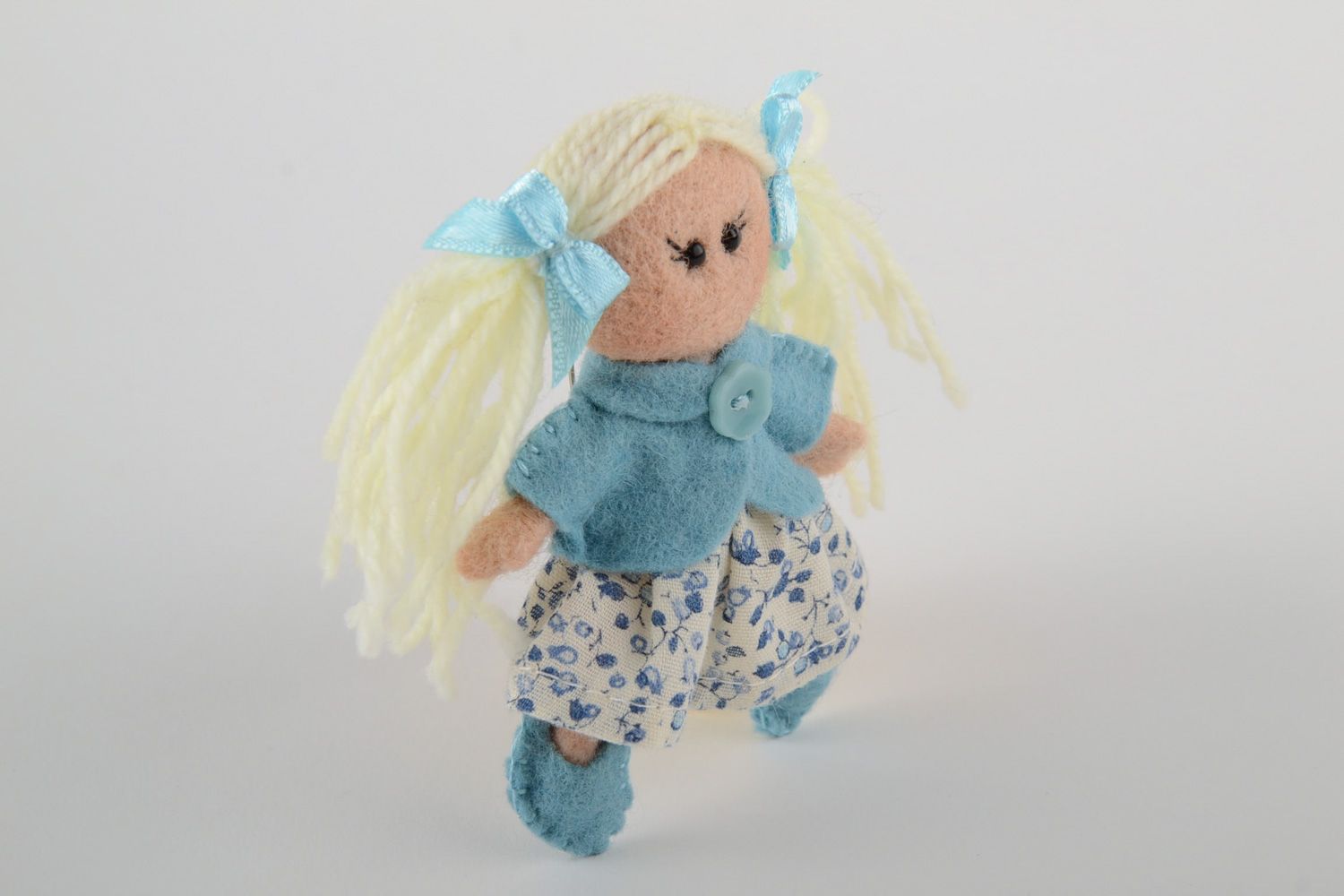 Broche en laine feutrée faite main originale en forme de poupée pour fillette photo 4
