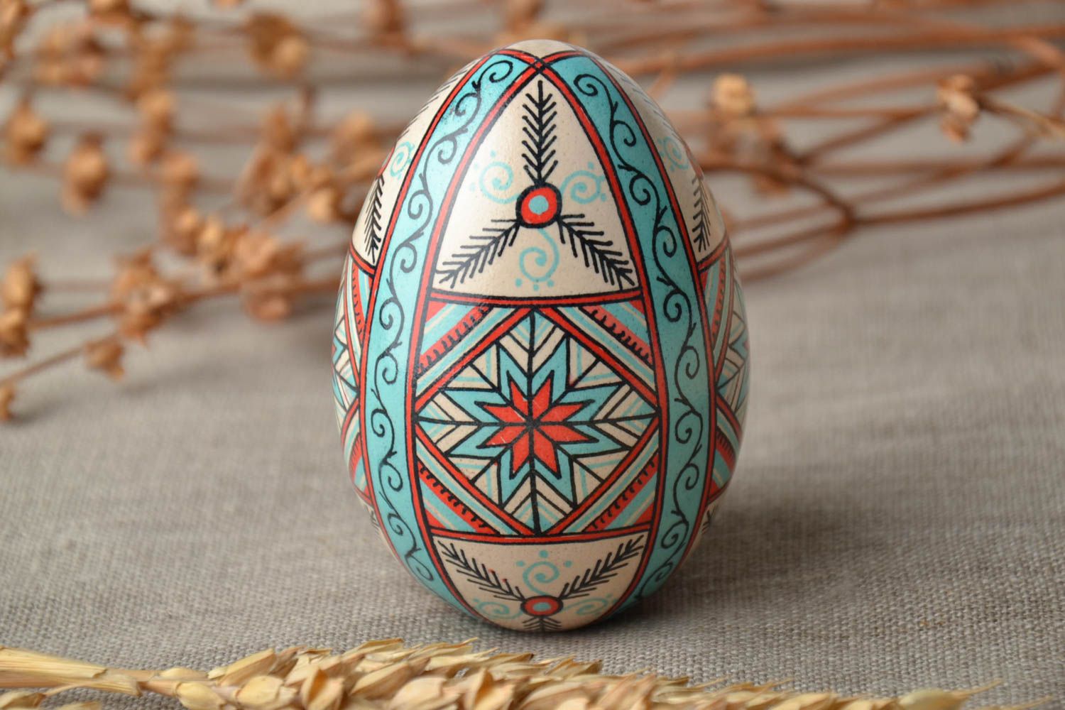 Œuf de Pâques fait main de créateur peint de couleurs d'aniline et de cire photo 1
