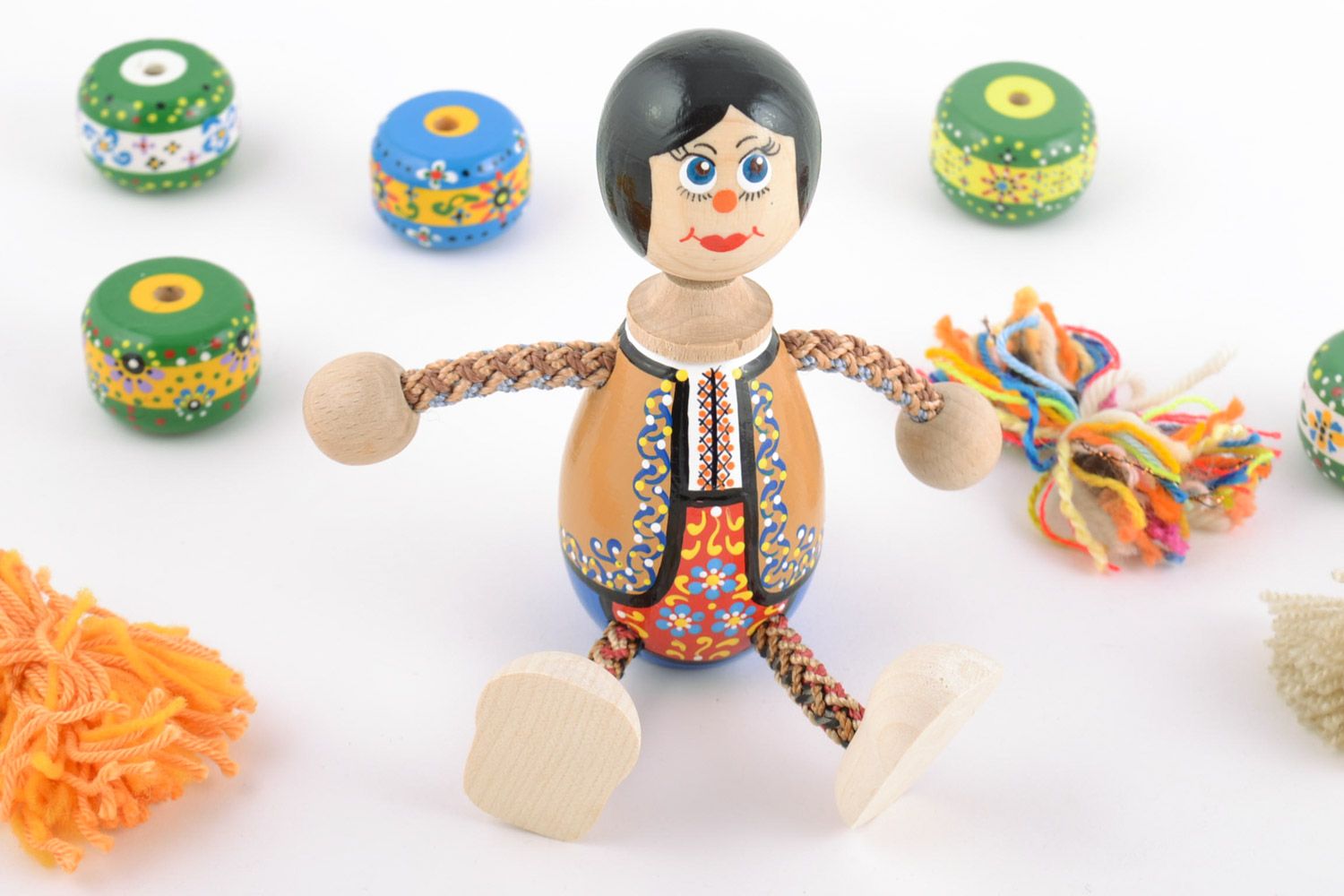 Kleines Designer Öko Spielzeug Mädchen aus Holz mit Bemalung Handarbeit  foto 1
